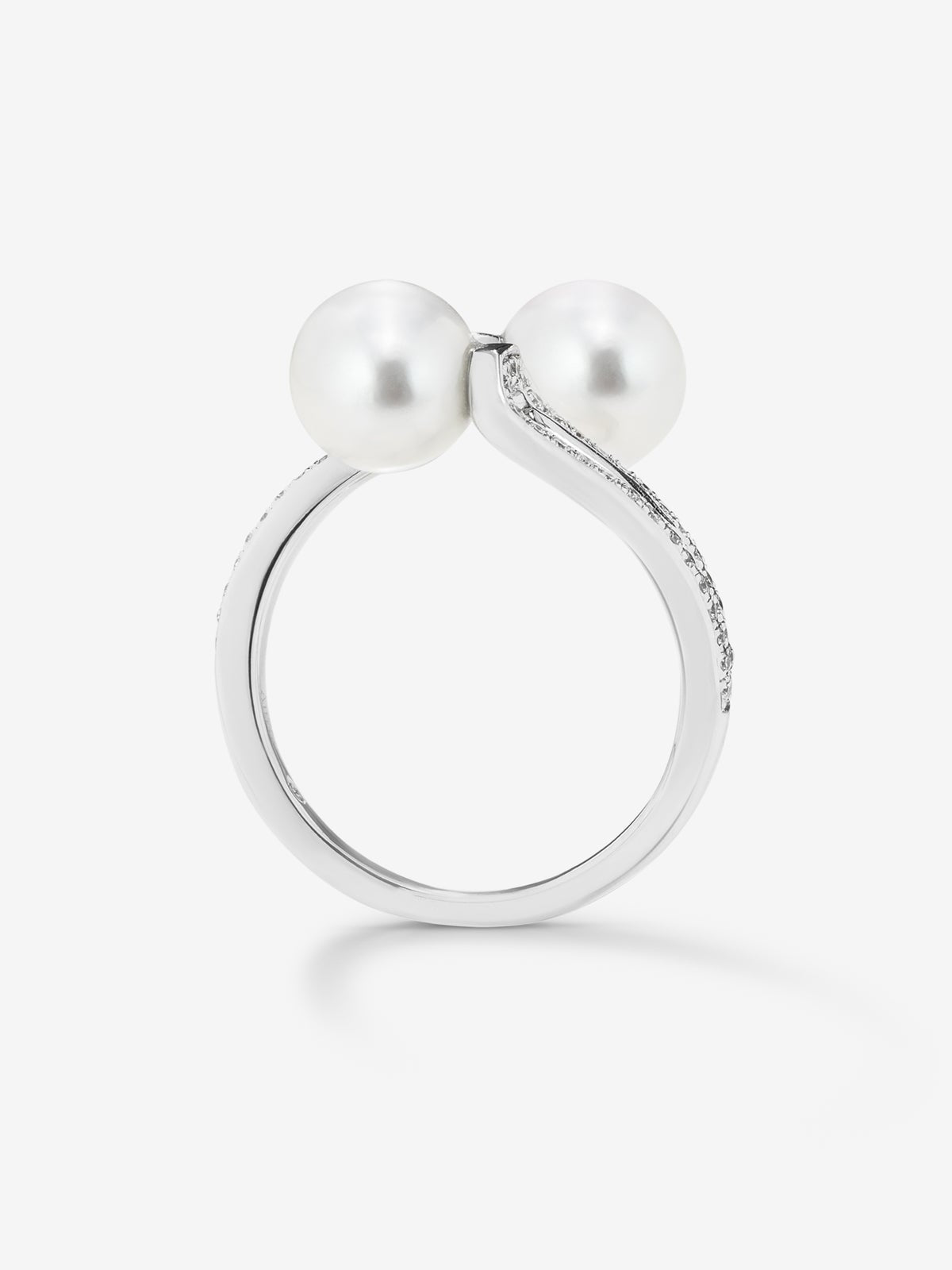 Anillo tú y yo de oro blanco de 18K con 2 perlas akoya de 7mm y 62 diamantes en talla brillante con un total de 0,22 cts