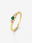 Anillo de oro amarillo de 18K con esmeralda en talla brillante de 0,1 cts y 7 diamantes en talla brillante con un total de 0,1 cts