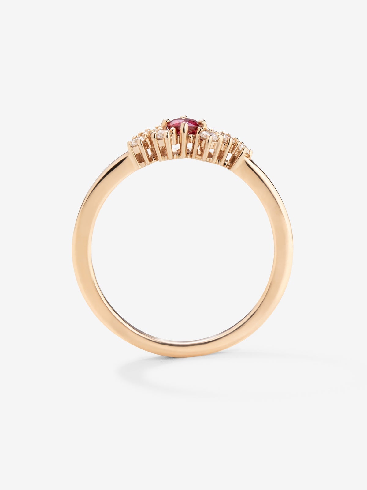 Anillo de oro rosa de 18K con rubí en talla brillante de 0,21 cts y 7 diamantes en talla brillante con un total de 0,1 cts