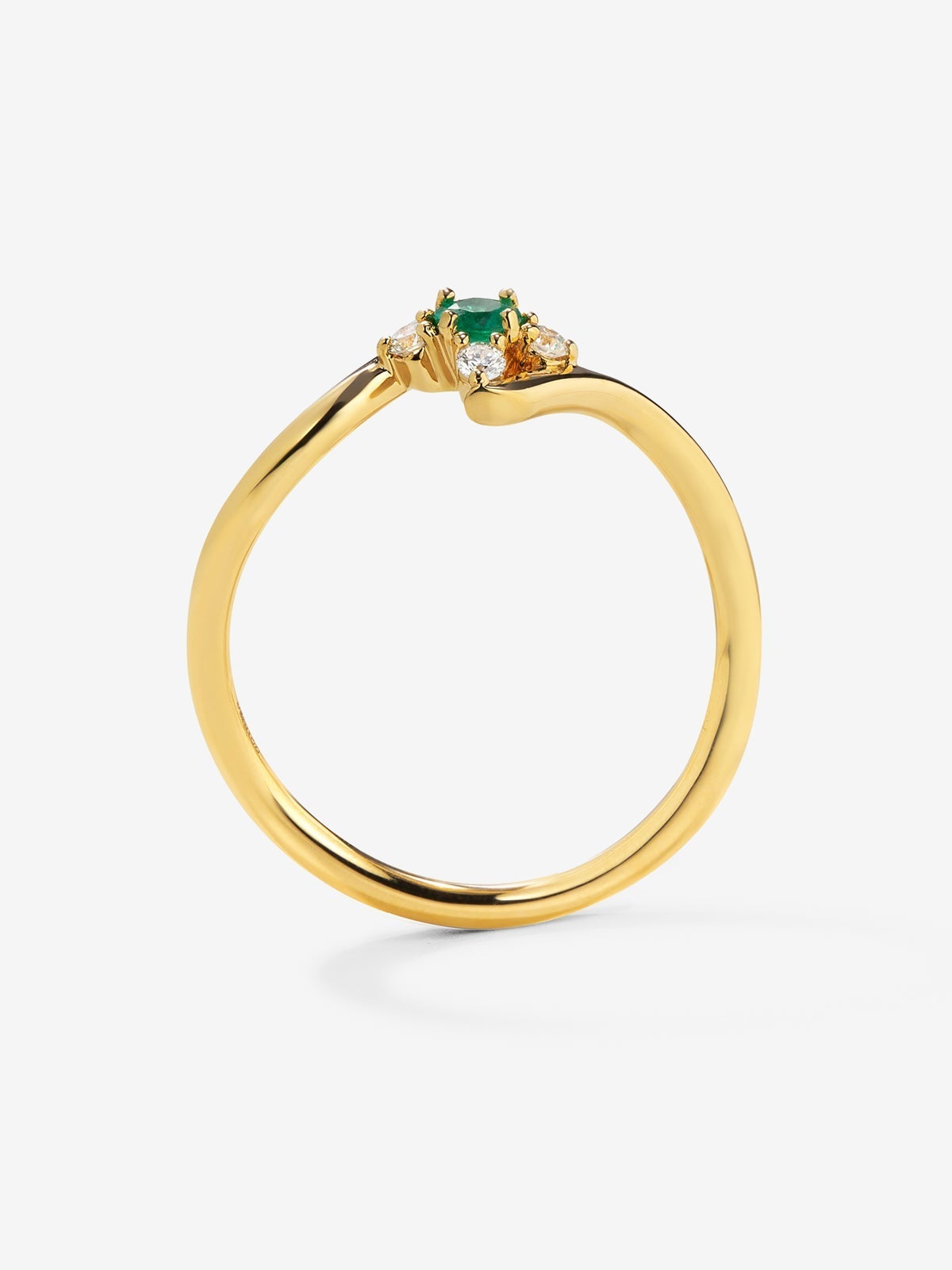 Anillo de oro amarillo de 18K con esmeralda verde en talla brillante de 0,088 cts y 4 diamantes en talla brillante con un total de 0,08 cts