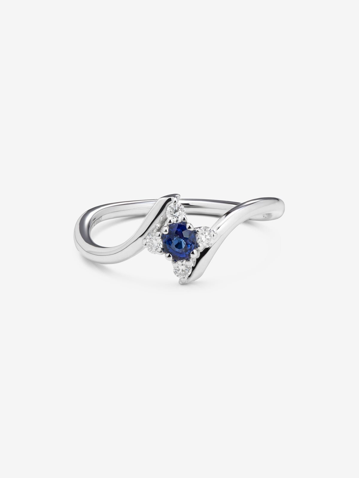 Anillo de oro blanco de 18K con zafiro azul en talla brillante de 0,15 y 4 diamantes en talla brillante con un total de 0,08 cts