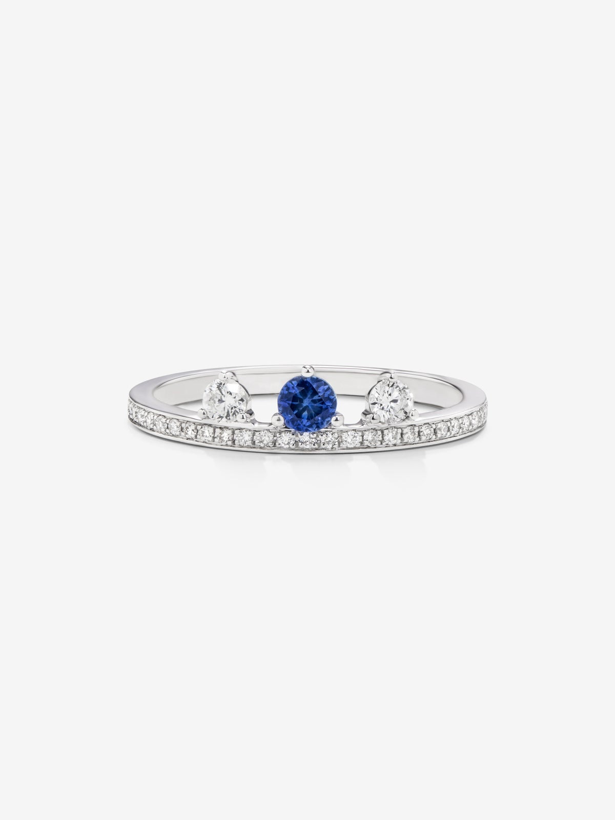 Anillo de oro blanco de 18K con zafiro y diamantes