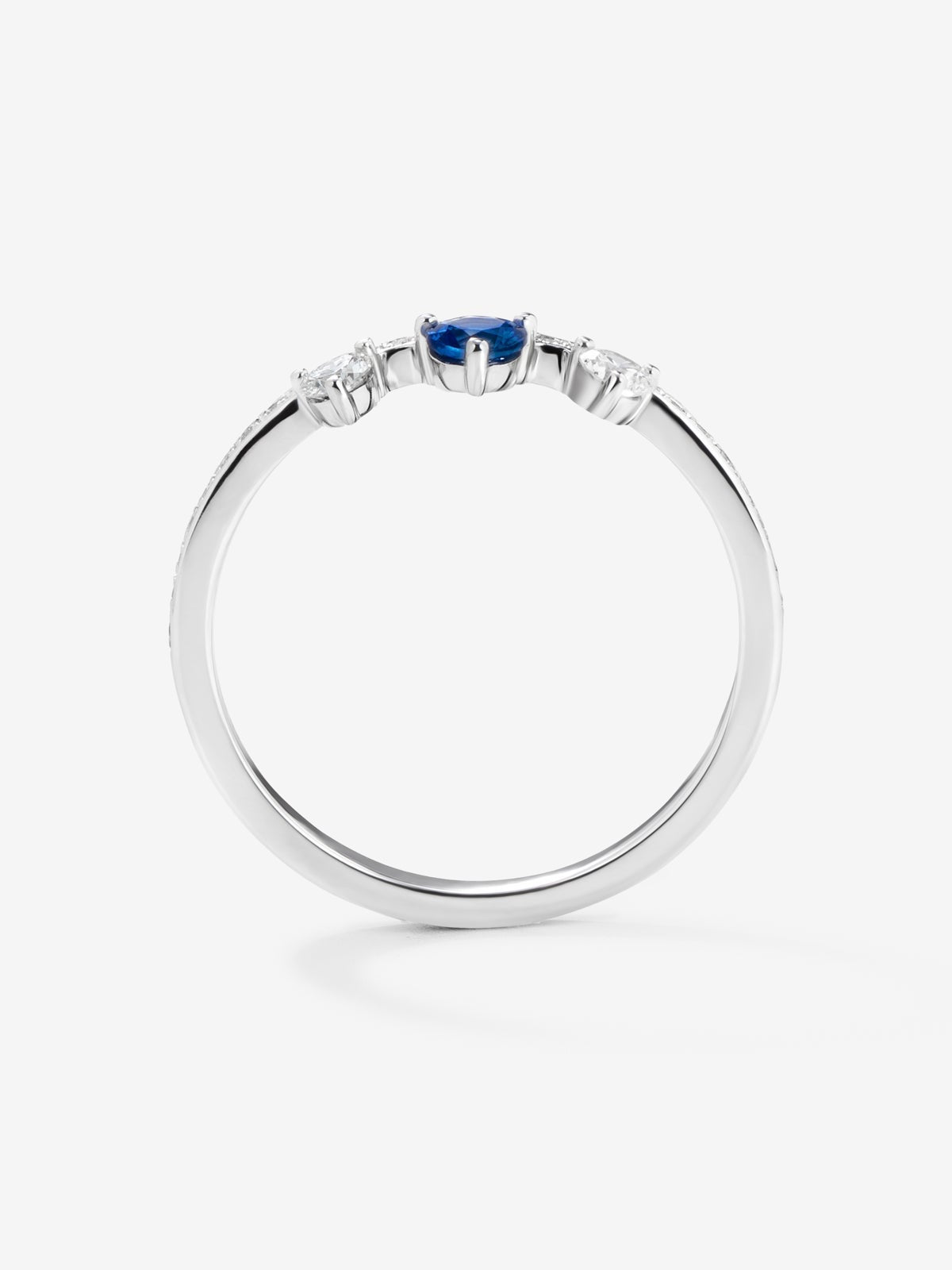 Anillo de oro blanco de 18K con zafiro y diamantes