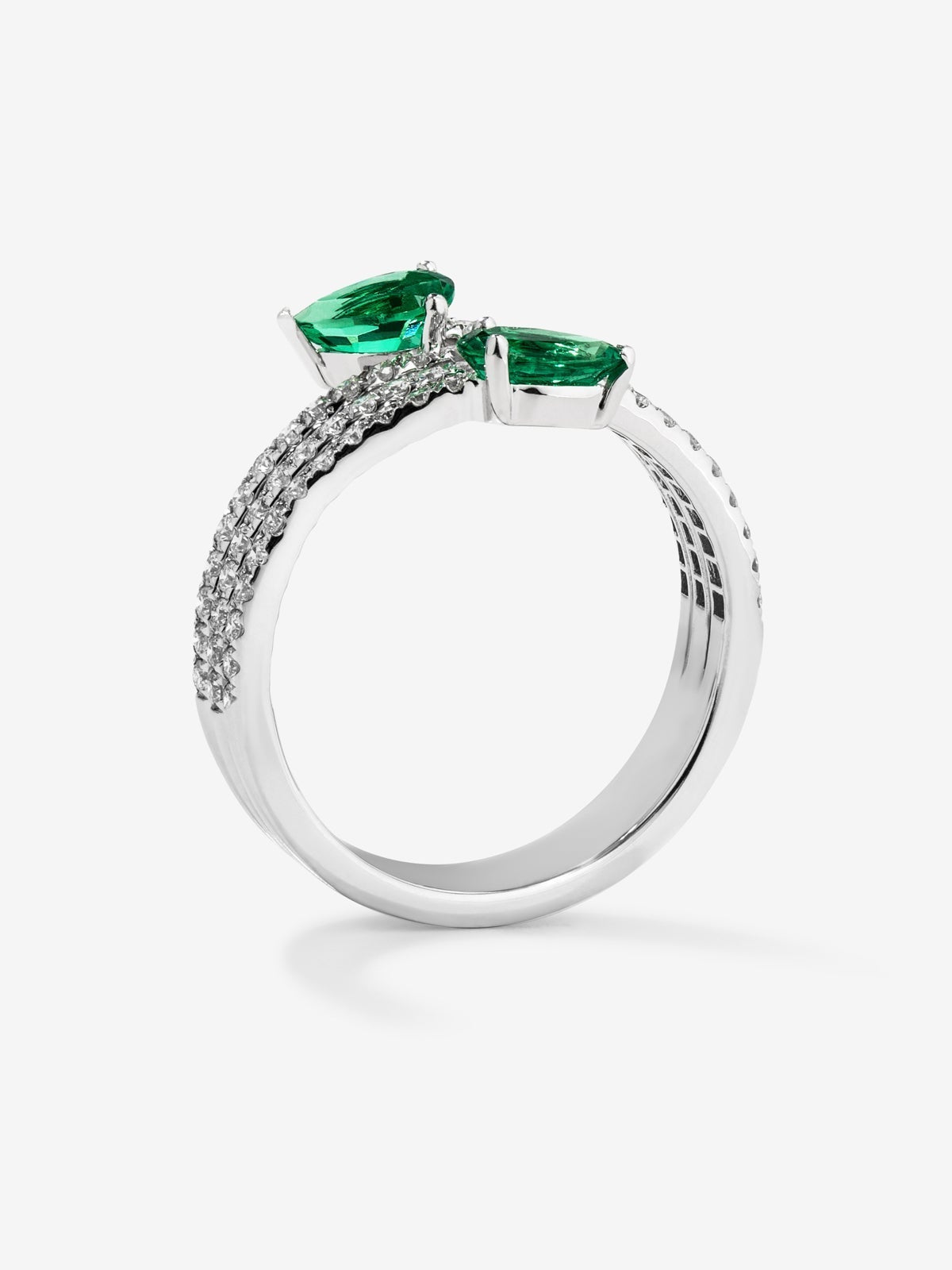 Anillo de oro blanco de 18k con esmeralda 0,61cts y diamantes 1,51cts