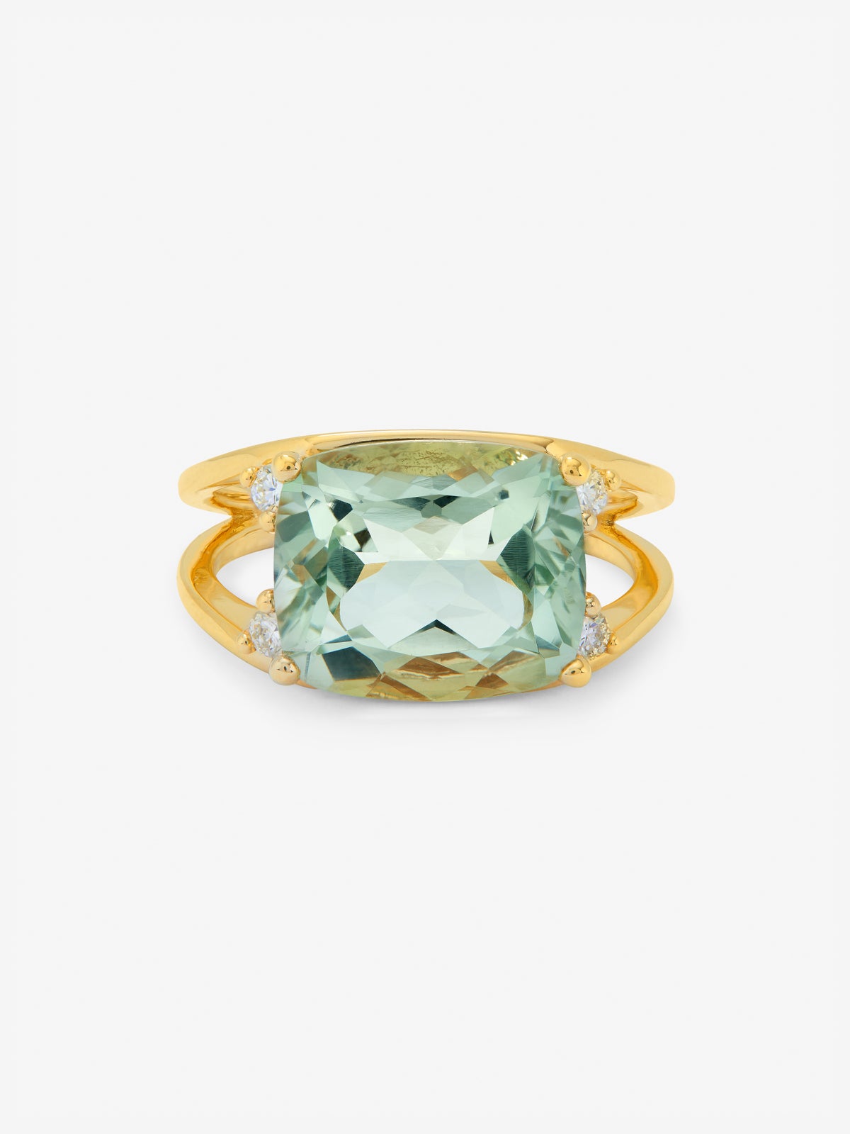 Anillo de oro amarillo de 18K con amatista verde en talla cushion de 7,3 cts y 4 diamantes en talla brillante con un total de 0,13 cts