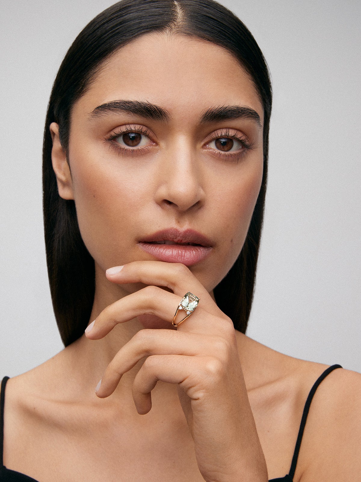 Anillo de oro amarillo de 18K con amatista verde en talla cushion de 7,3 cts y 4 diamantes en talla brillante con un total de 0,13 cts