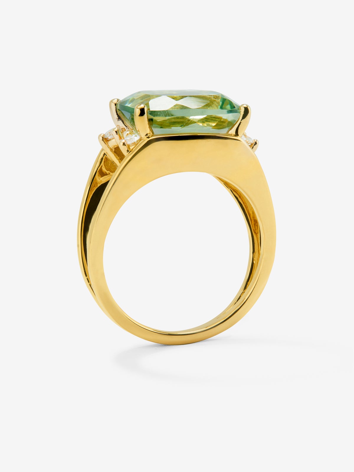 Anillo de oro amarillo de 18K con amatista verde en talla cushion de 7,3 cts y 4 diamantes en talla brillante con un total de 0,13 cts