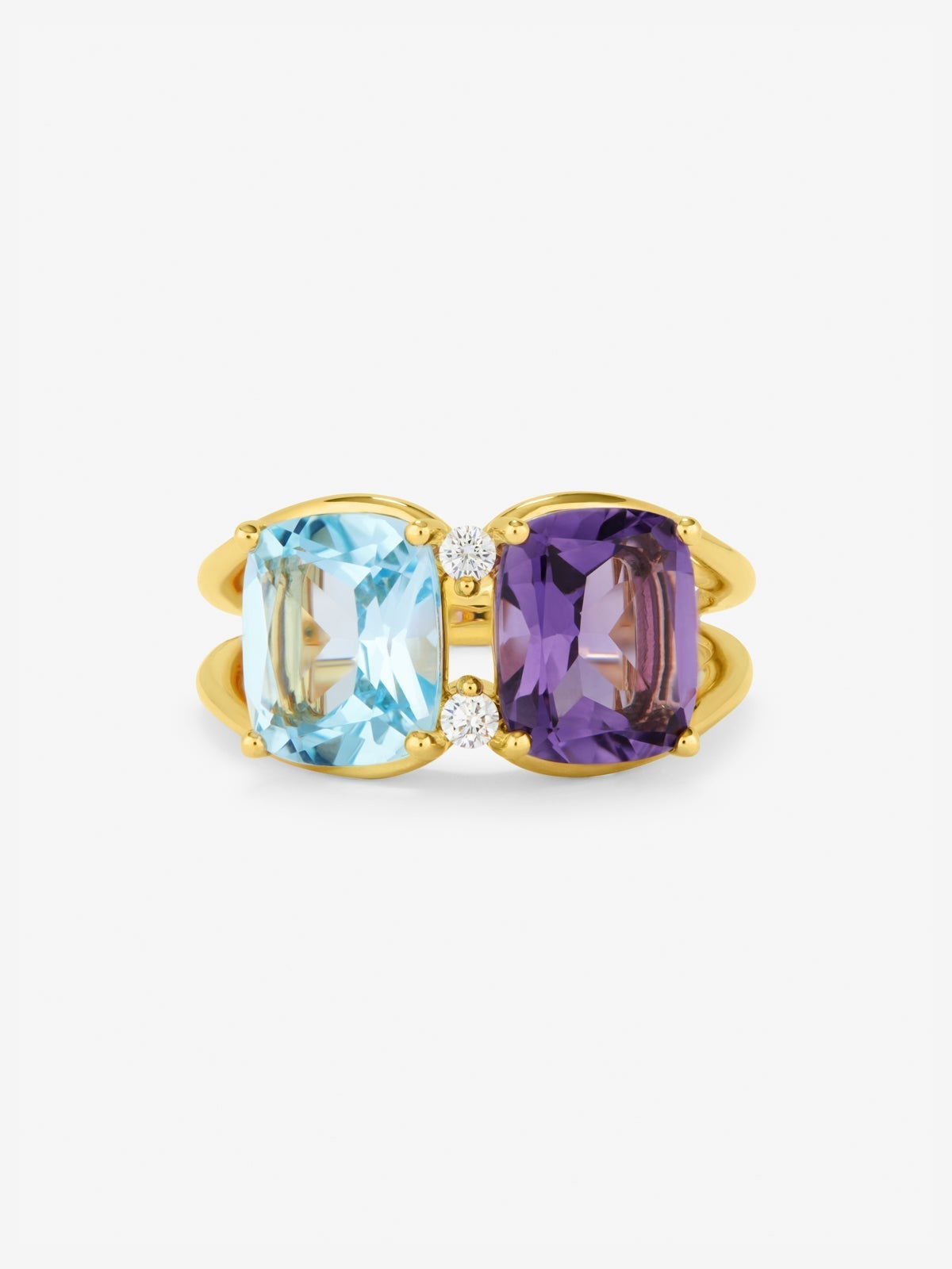Anillo de oro amarillo de 18K con amatista morada en talla cushion de 2 cts, topacio azul sky en talla cushion de 2,75 cts y 2 diamantes en talla brillante con un total de  0,06 cts