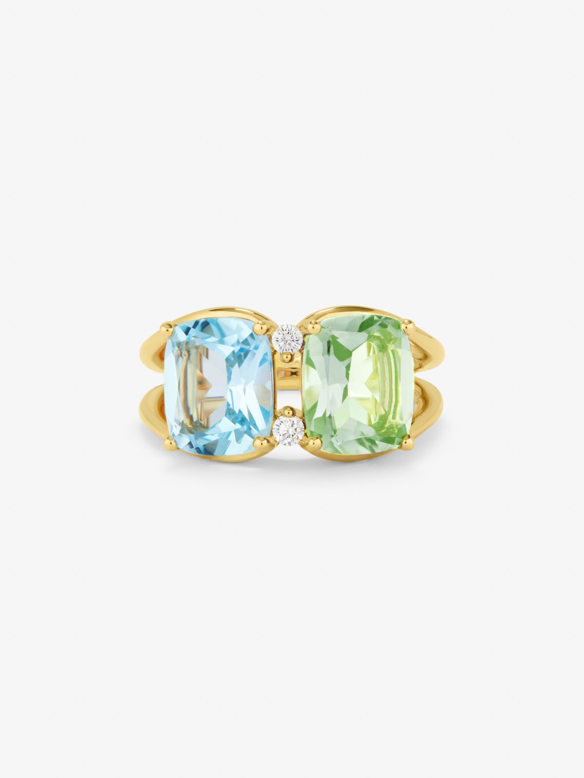 Anillo de oro amarillo de 18K con topacio azul sky en talla cushion de 2,75 cts, amatista verde en talla cushion de 2 cts y 2 diamantes en talla brillante con un total de 0,06 cts