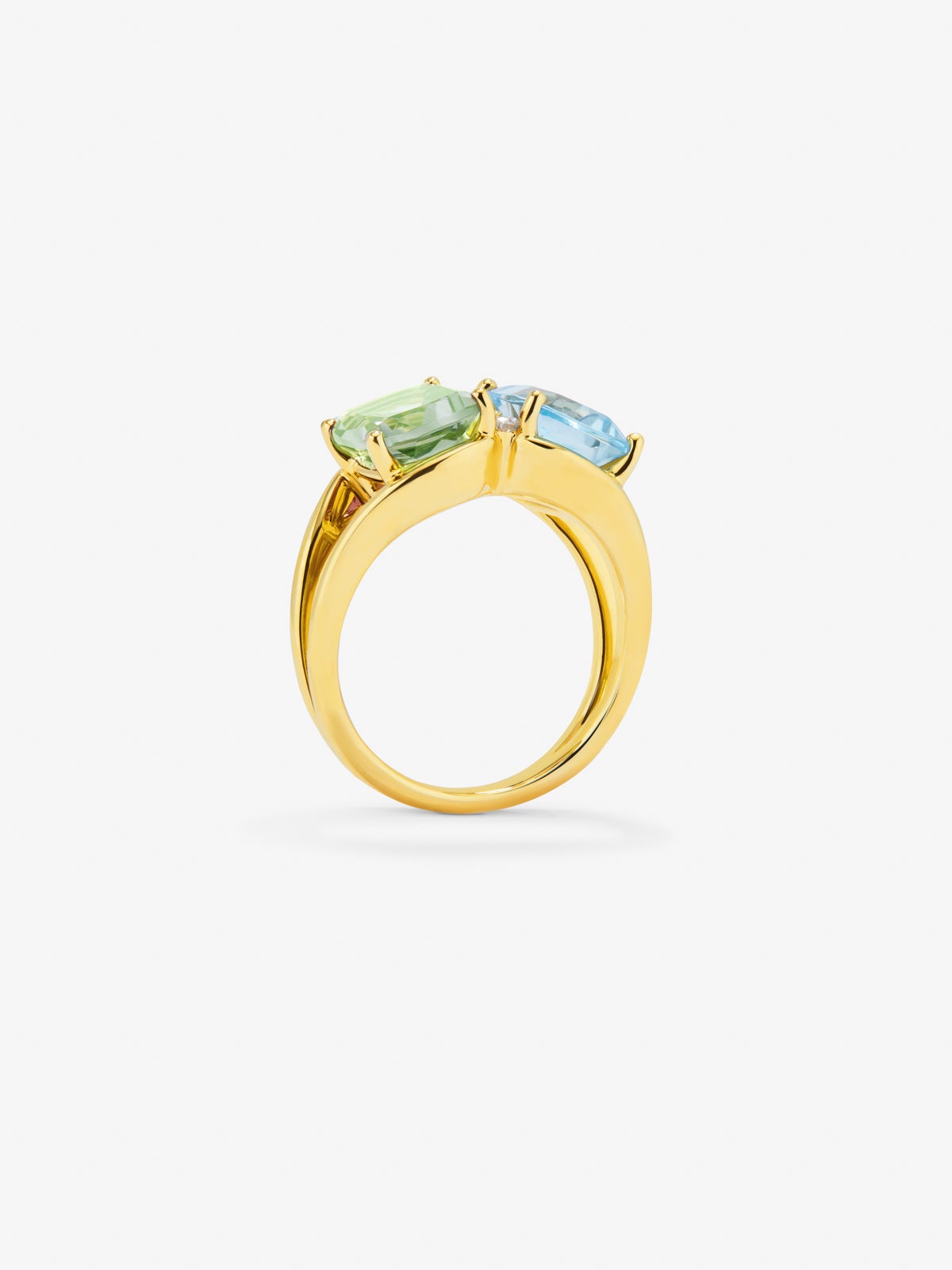 Anillo de oro amarillo de 18K con topacio azul sky en talla cushion de 2,75 cts, amatista verde en talla cushion de 2 cts y 2 diamantes en talla brillante con un total de 0,06 cts