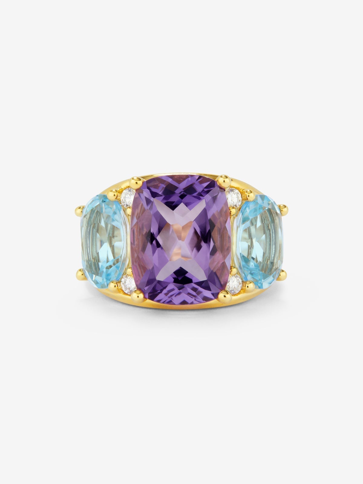 Anillo de oro amarillo de 18K con amatista morada en talla cushion de 5,5 cts, 2 topacios azul sky en talla oval de con un total de 4,65 cts y 4 diamantes en talla brillante con un total de 0,15 cts