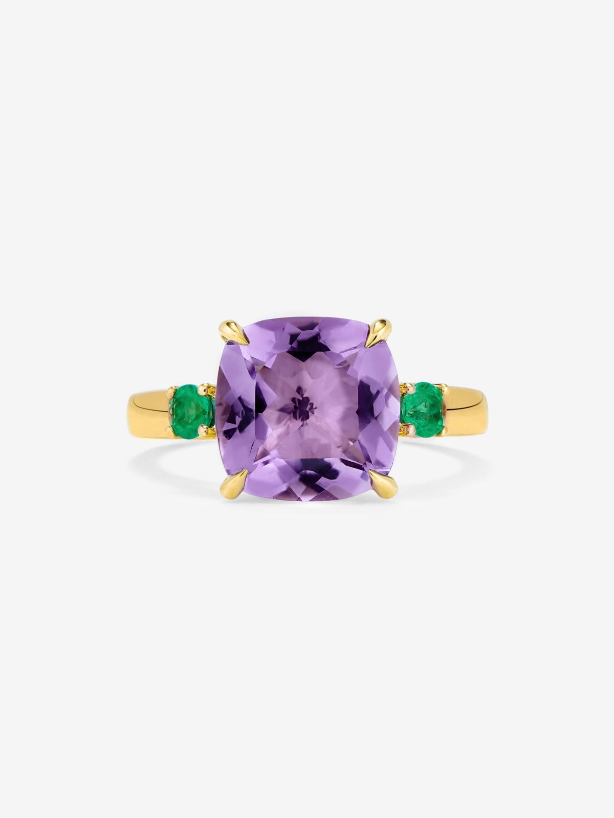 Anillo tresillo de oro amarillo de 18K con amatista morada en talla cushion de 3,53 cts y 2 esmeraldas verdes en talla brillante con un total de 0,19 cts