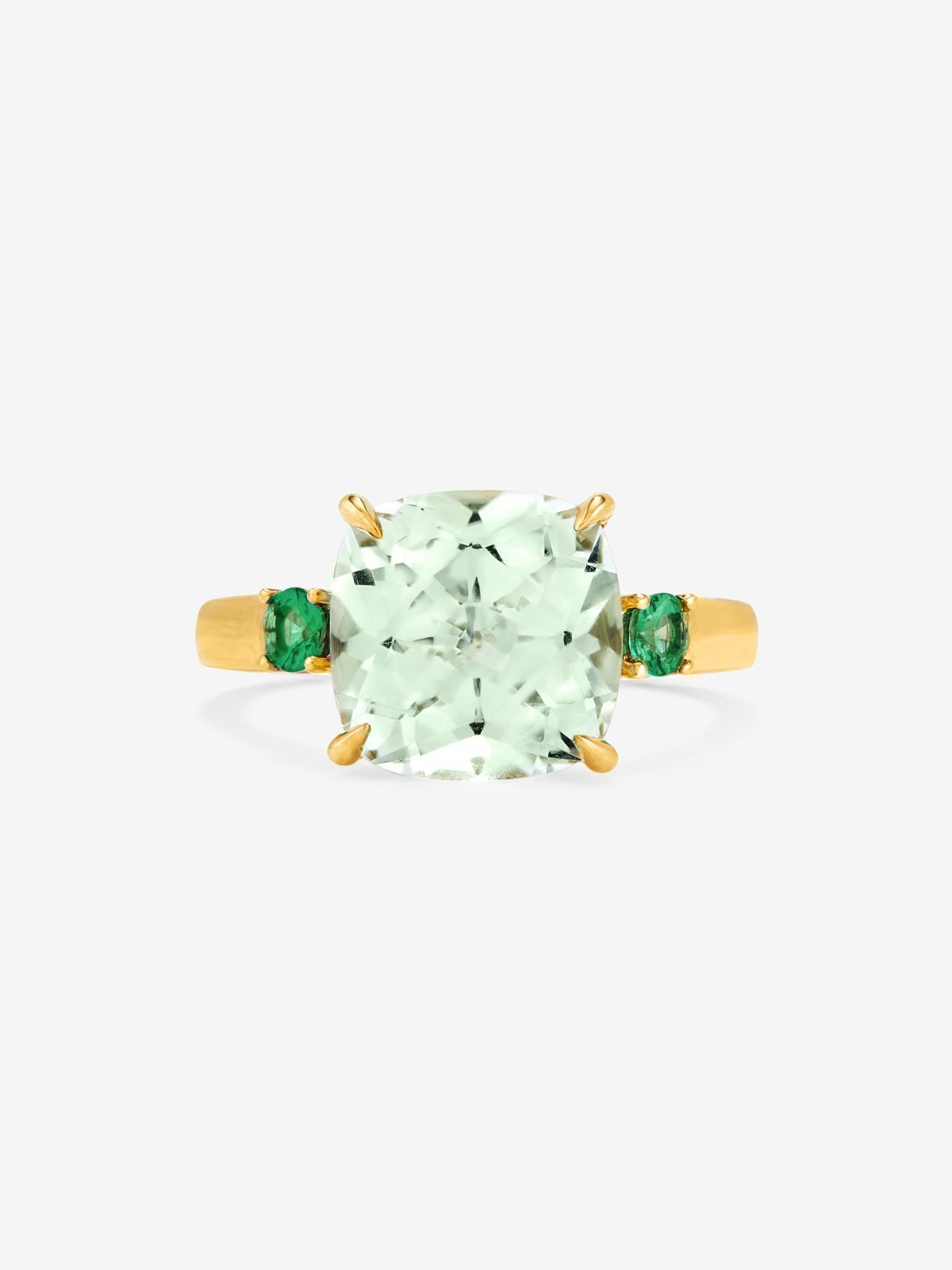 Anillo tresillo de oro amarillo de 18K con amatista verde en talla cushion de 3,95 cts y esmeraldas verdes en talla brillante de 0,25 cts