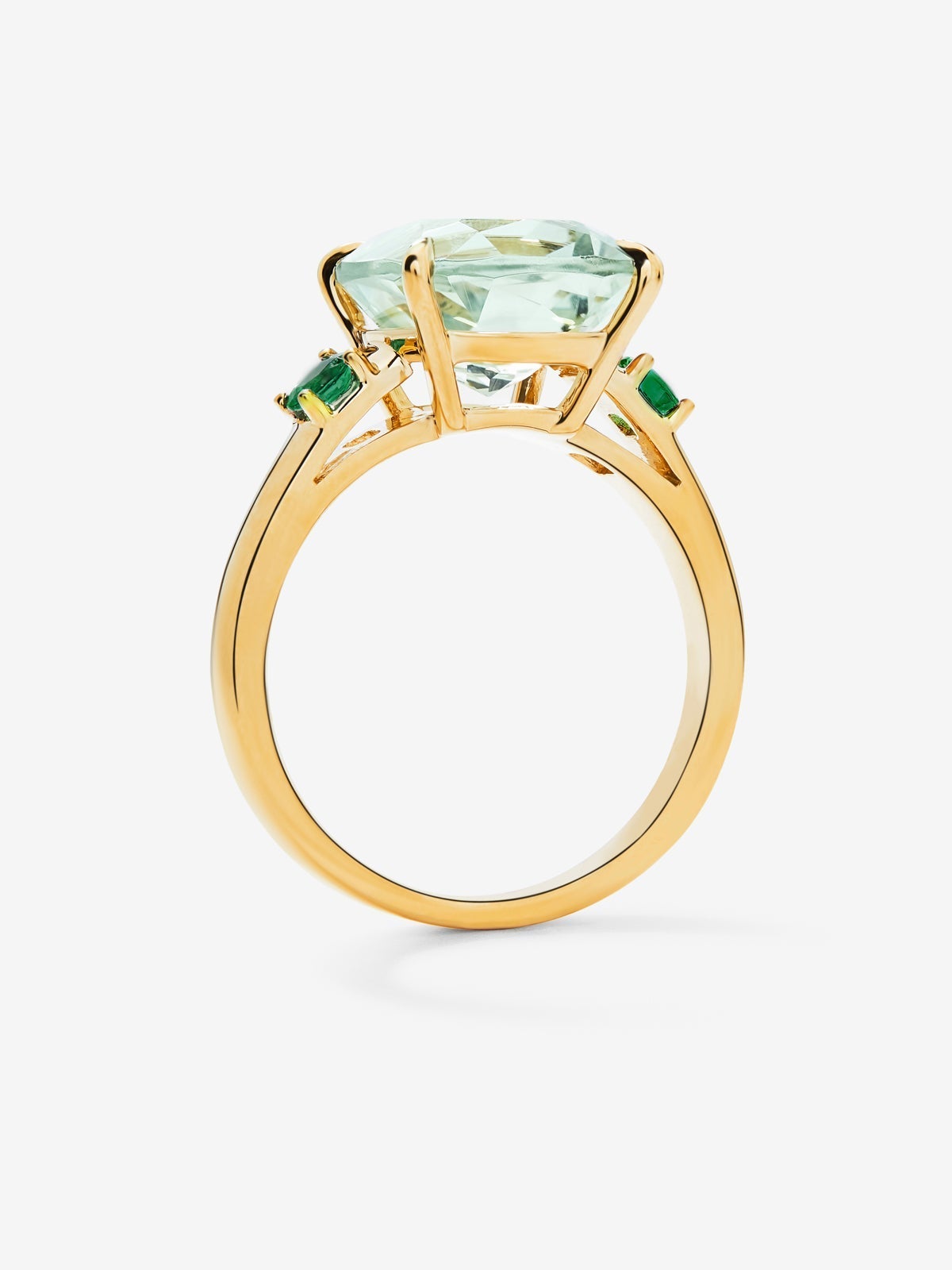 Anillo tresillo de oro amarillo de 18K con amatista verde en talla cushion de 3,95 cts y esmeraldas verdes en talla brillante de 0,25 cts