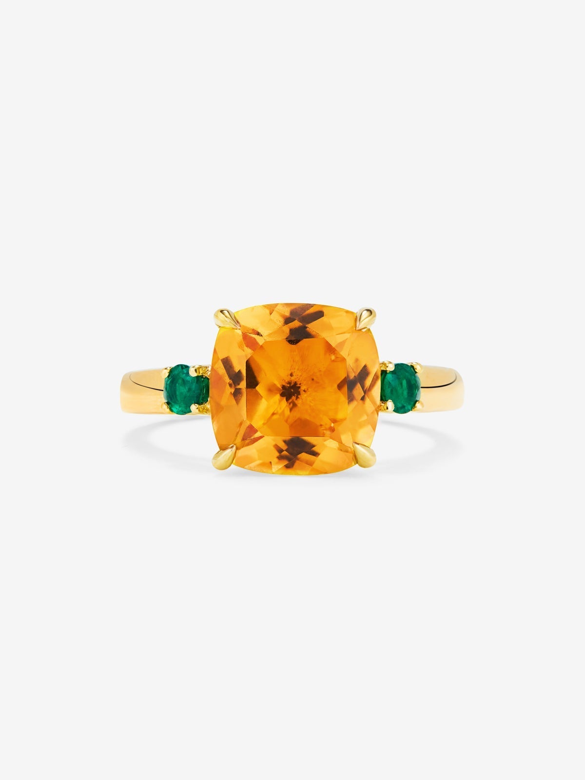 Anillo tresillo de oro amarillo de 18K con cuarzo citrino en talla cushion de 3,55 cts y esmeraldas verdes en talla brillante de 0,25 cts