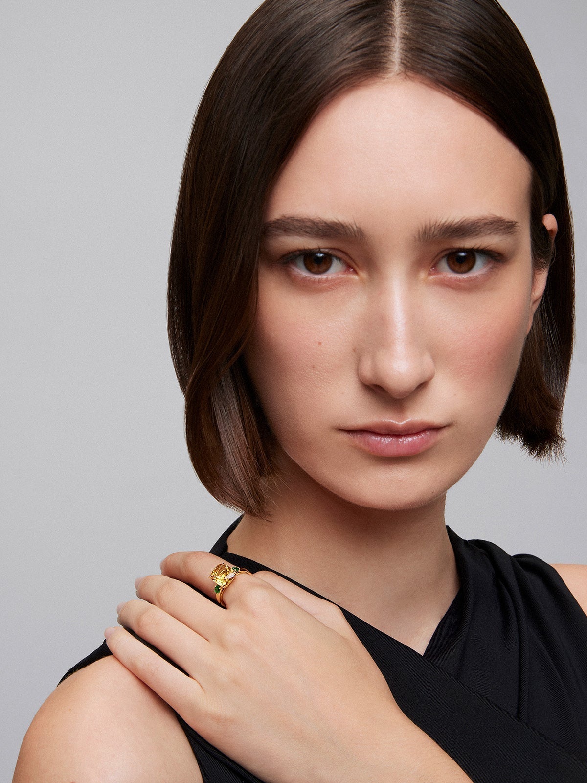 Anillo tresillo de oro amarillo de 18K con cuarzo citrino en talla cushion de 3,55 cts y esmeraldas verdes en talla brillante de 0,25 cts
