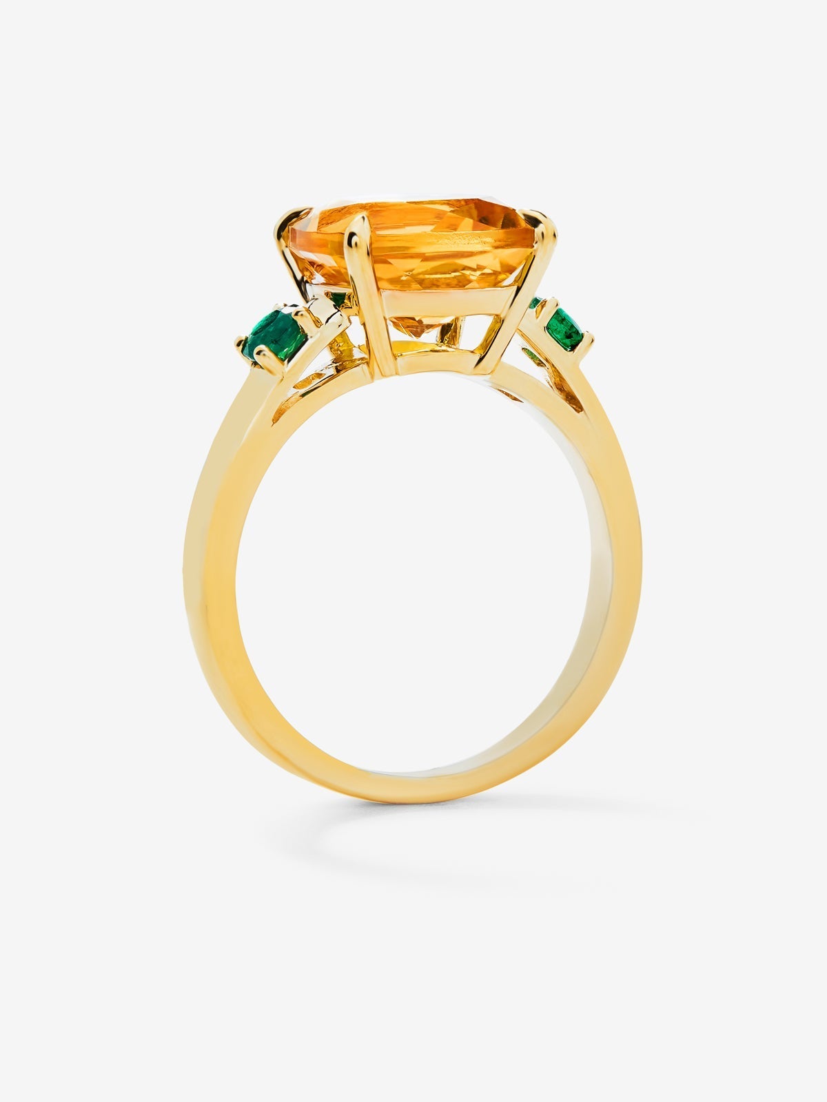 Anillo tresillo de oro amarillo de 18K con cuarzo citrino en talla cushion de 3,55 cts y esmeraldas verdes en talla brillante de 0,25 cts