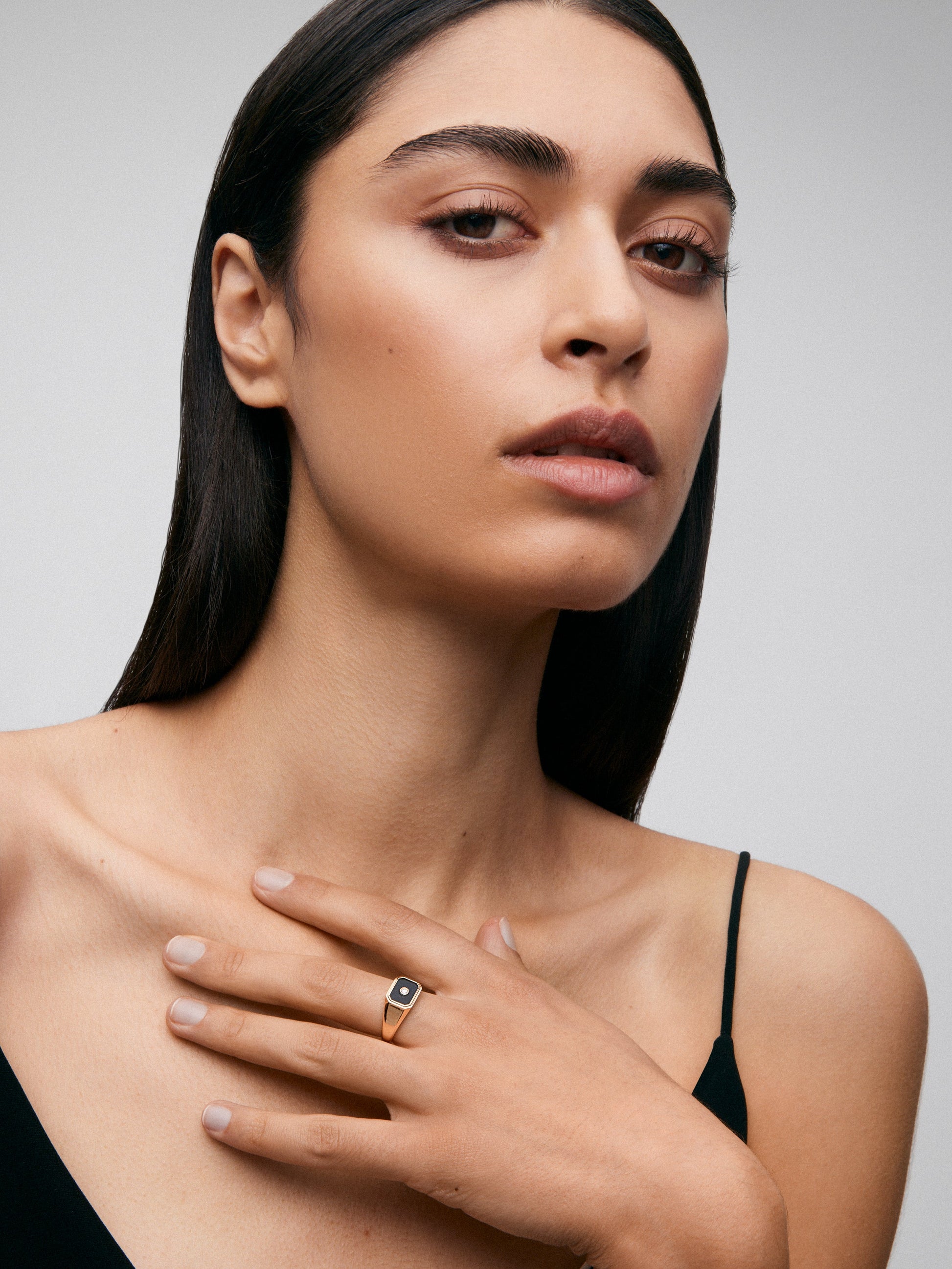 Anillo de sello mediano en oro amarillo de 18k con ónix negro de 0.98 ct y diamante de 0.03 ct