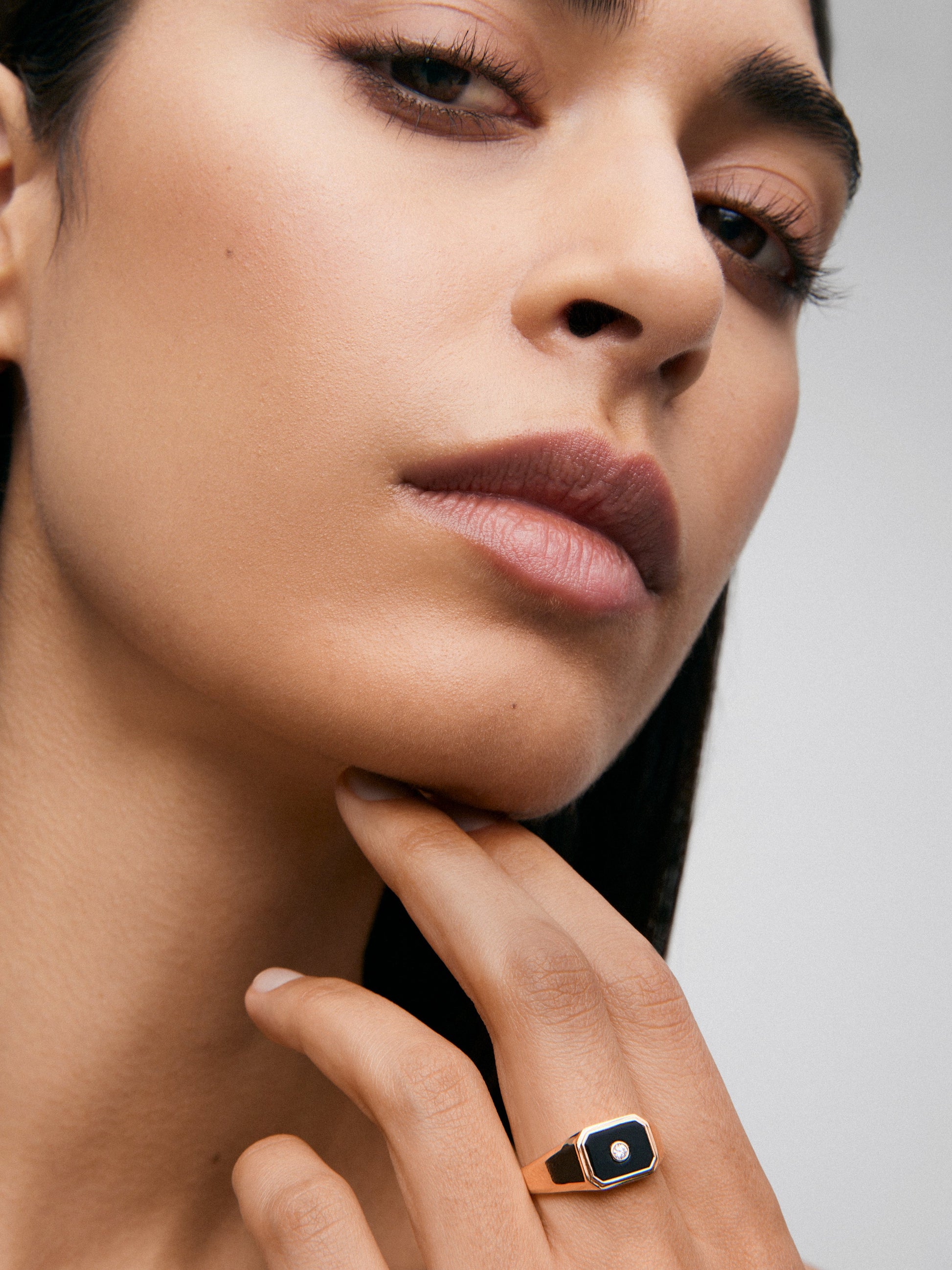 Anillo de sello mediano en oro amarillo de 18k con ónix negro de 0.98 ct y diamante de 0.03 ct