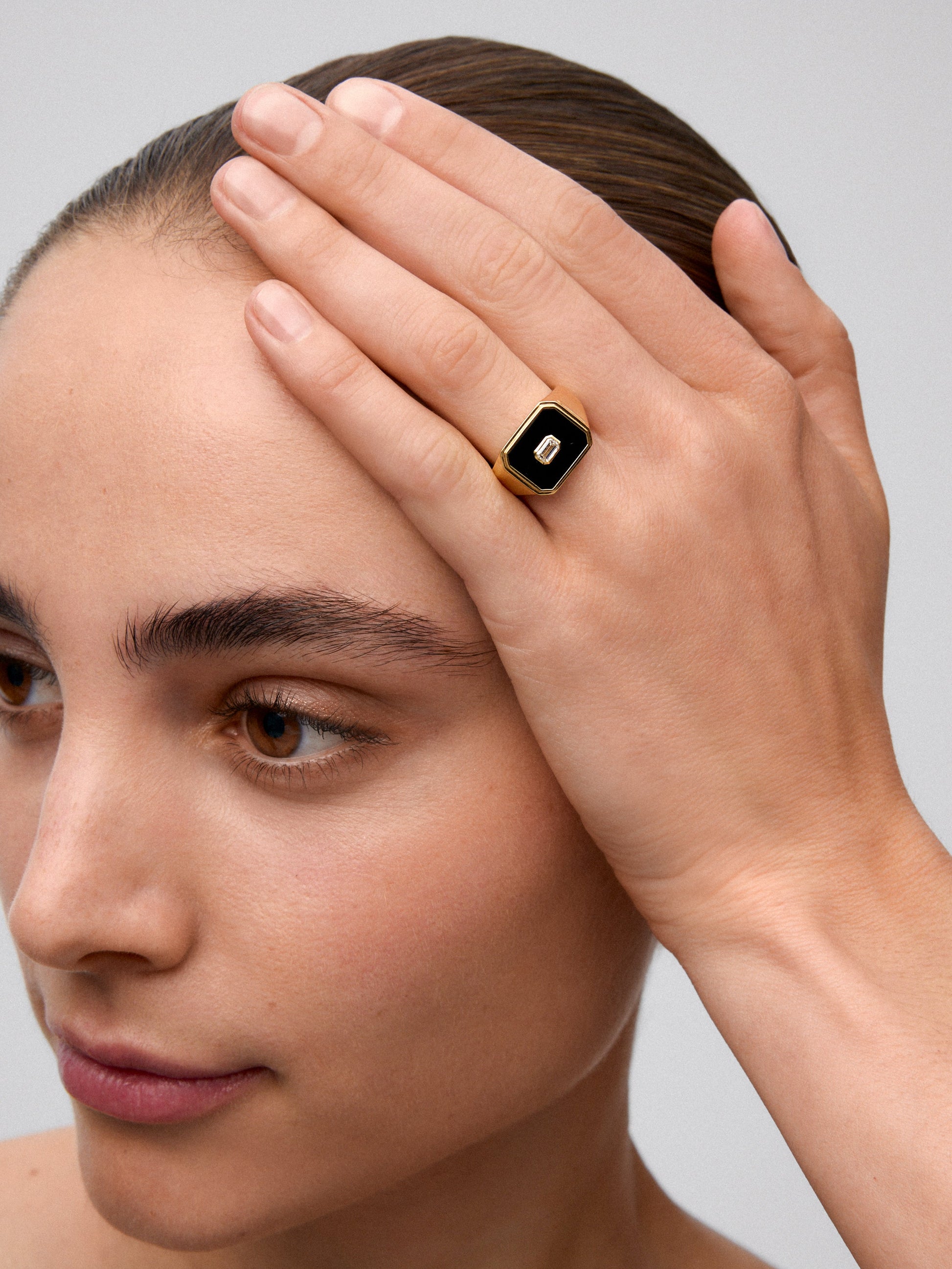 Anillo de sello grande de oro amarillo de 18K con ónix negro y diamante de 0,17 cts