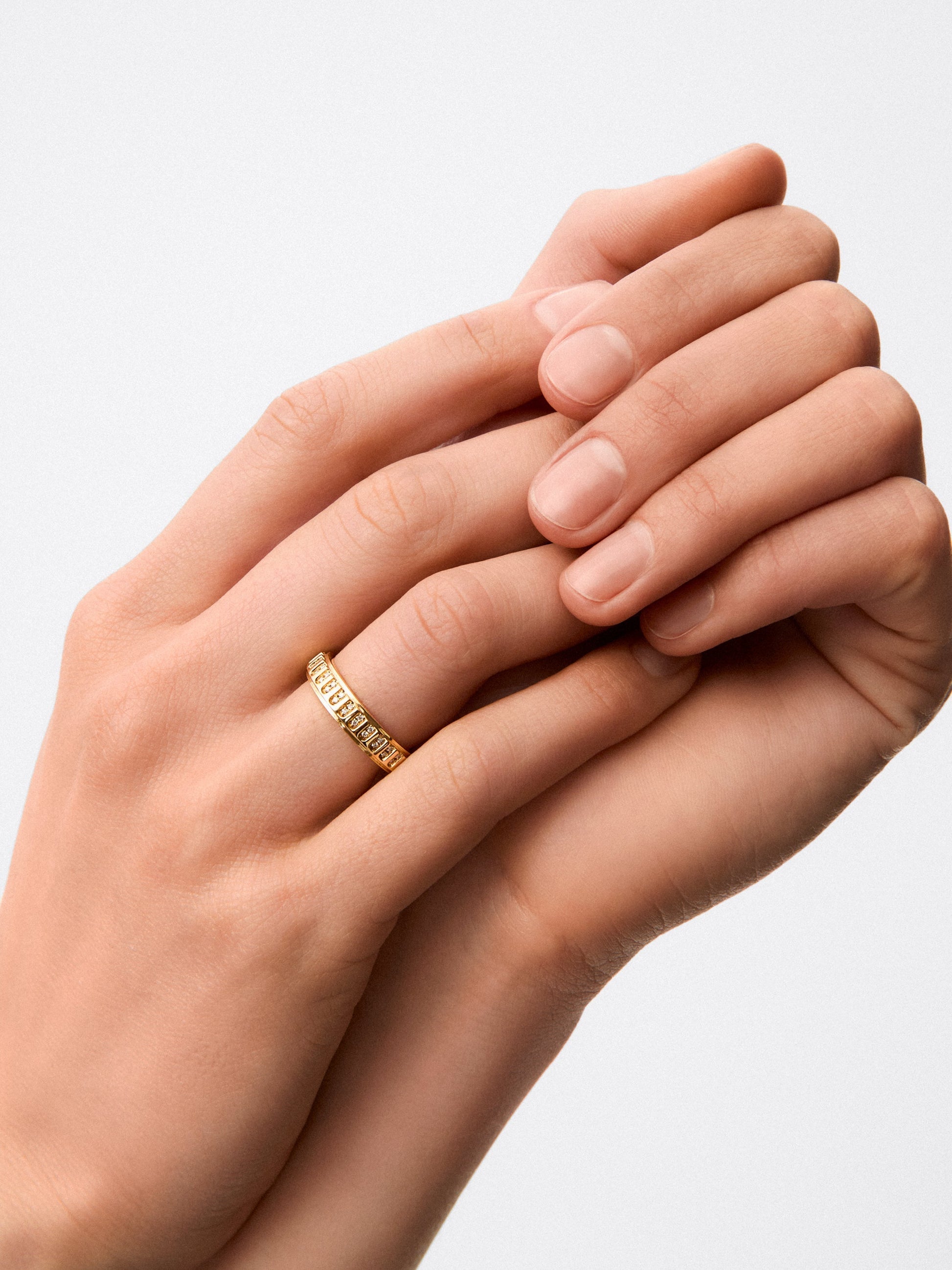 Anillo de oro amarillo de 18K con 50 diamantes en talla brillante con un total de 0,18 cts