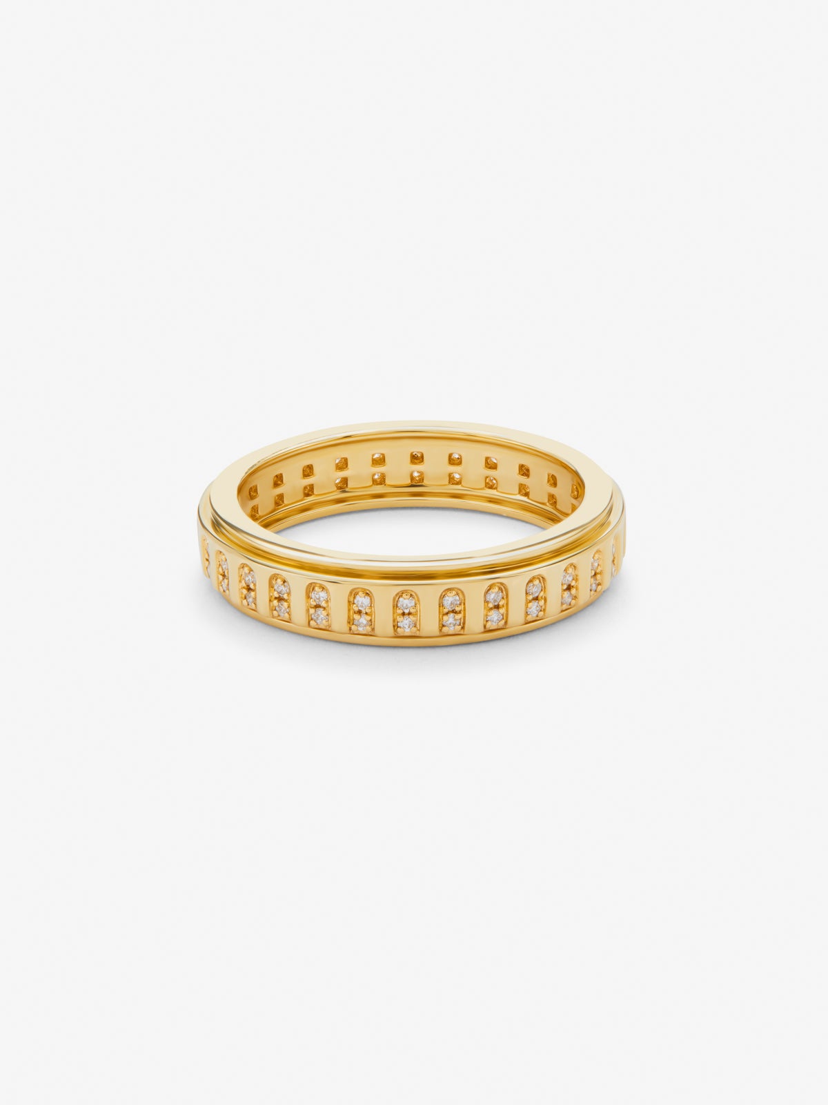 Anillo de oro amarillo de 18K con 64 diamantes en talla brillante con un total de 0,192cts