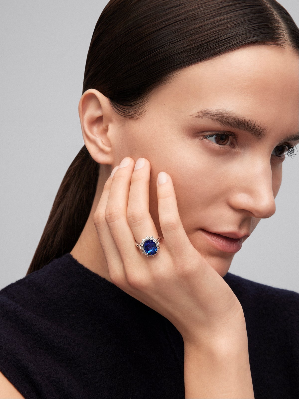 Anillo de oro blanco de 18K con zafiro azul vivid en talla oval de 5,01 cts y 10 diamantes en talla corazón con un total de 1,06 cts