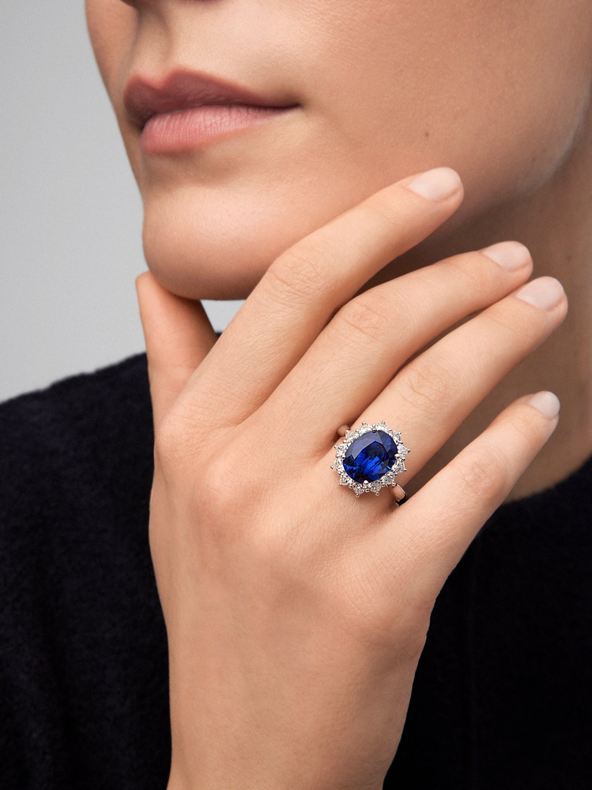 Anillo de oro blanco de 18K con zafiro azul vivid en talla oval de 5,01 cts y 10 diamantes en talla corazón con un total de 1,06 cts