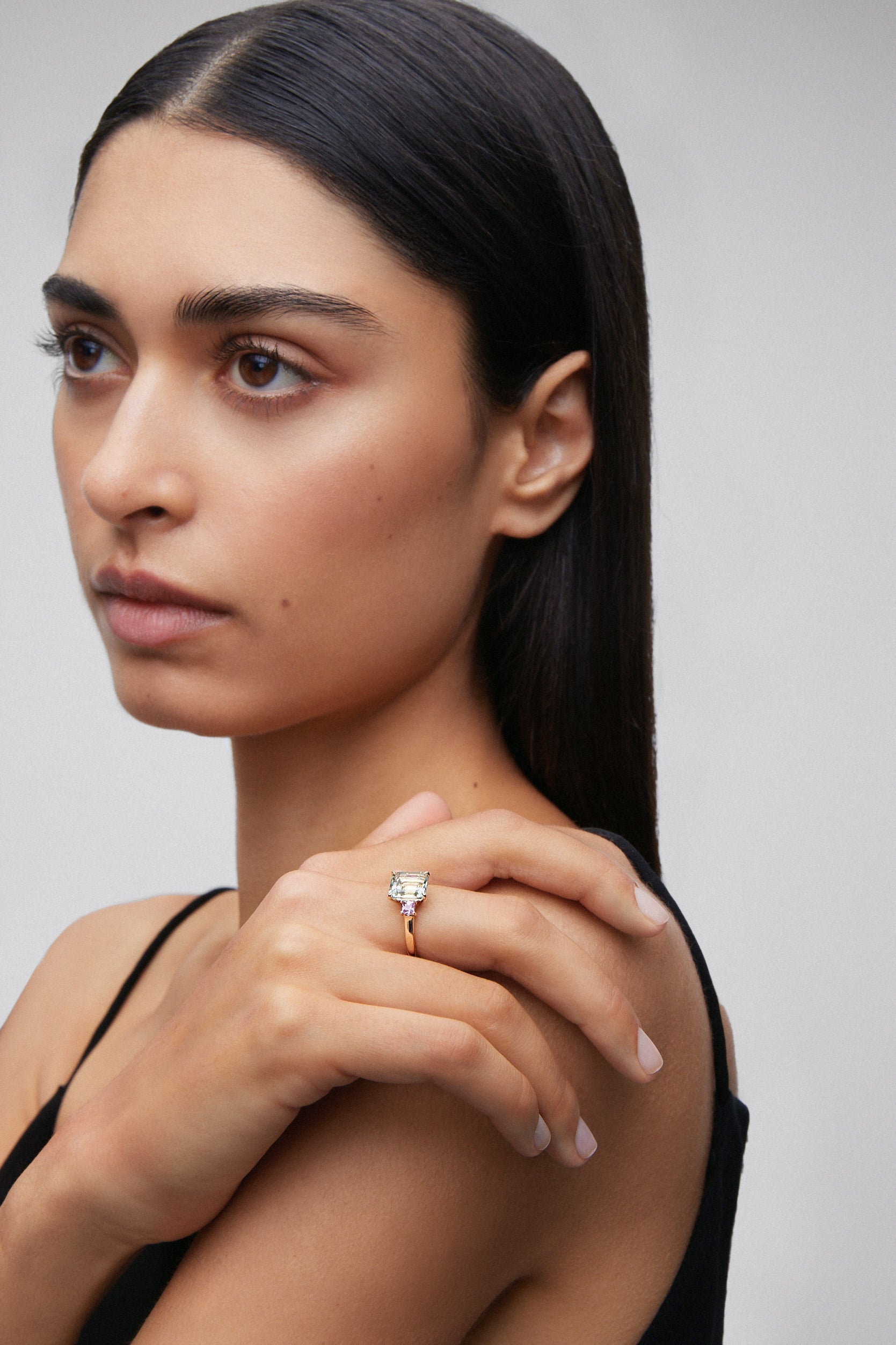 Anillo tresillo de oro amarillo de 18K con amatista verde en talla esmeralda de 2,53 cts y 2 zafiros rosas en talla princesa con un total de 0,41 cts