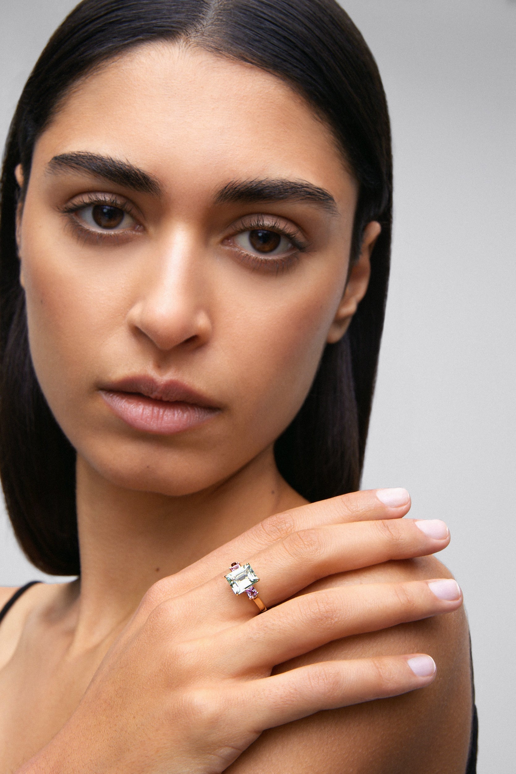 Anillo tresillo de oro amarillo de 18K con amatista verde en talla esmeralda de 2,53 cts y 2 zafiros rosas en talla princesa con un total de 0,41 cts