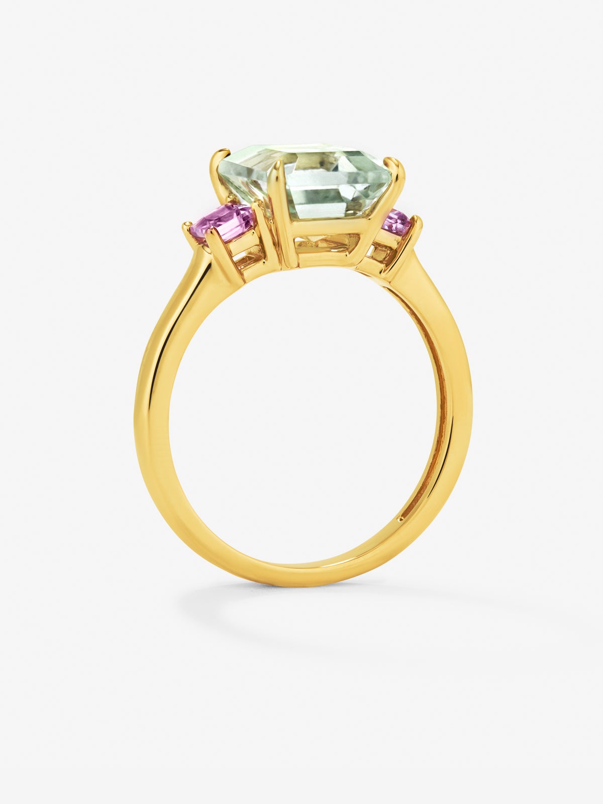 Anillo tresillo de oro amarillo de 18K con amatista verde en talla esmeralda de 2,53 cts y 2 zafiros rosas en talla princesa con un total de 0,41 cts