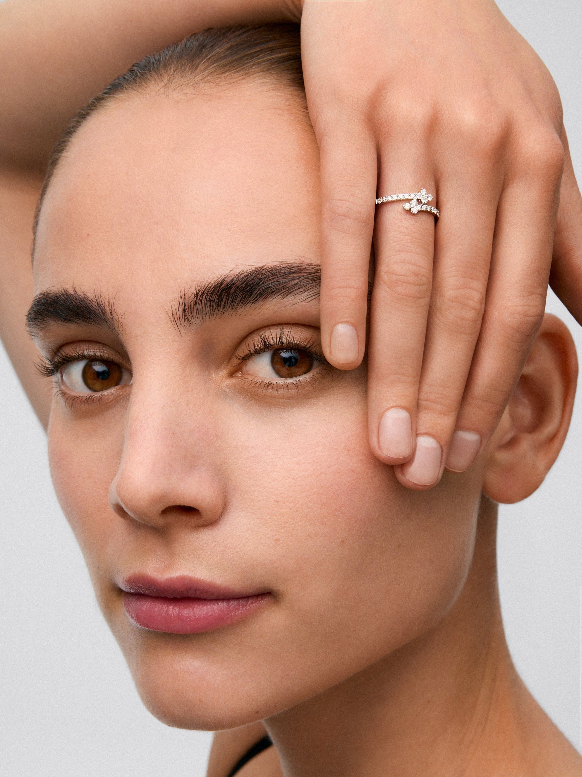 Anillo tú y yo de oro blanco de 18K con 22 diamantes en talla brillante con un total de 0,17 cts