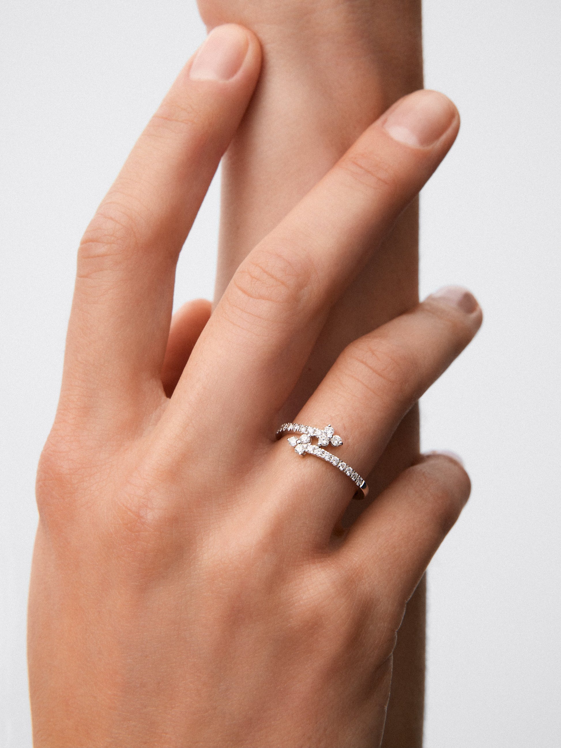 Anillo tú y yo de oro blanco de 18K con 22 diamantes en talla brillante con un total de 0,17 cts