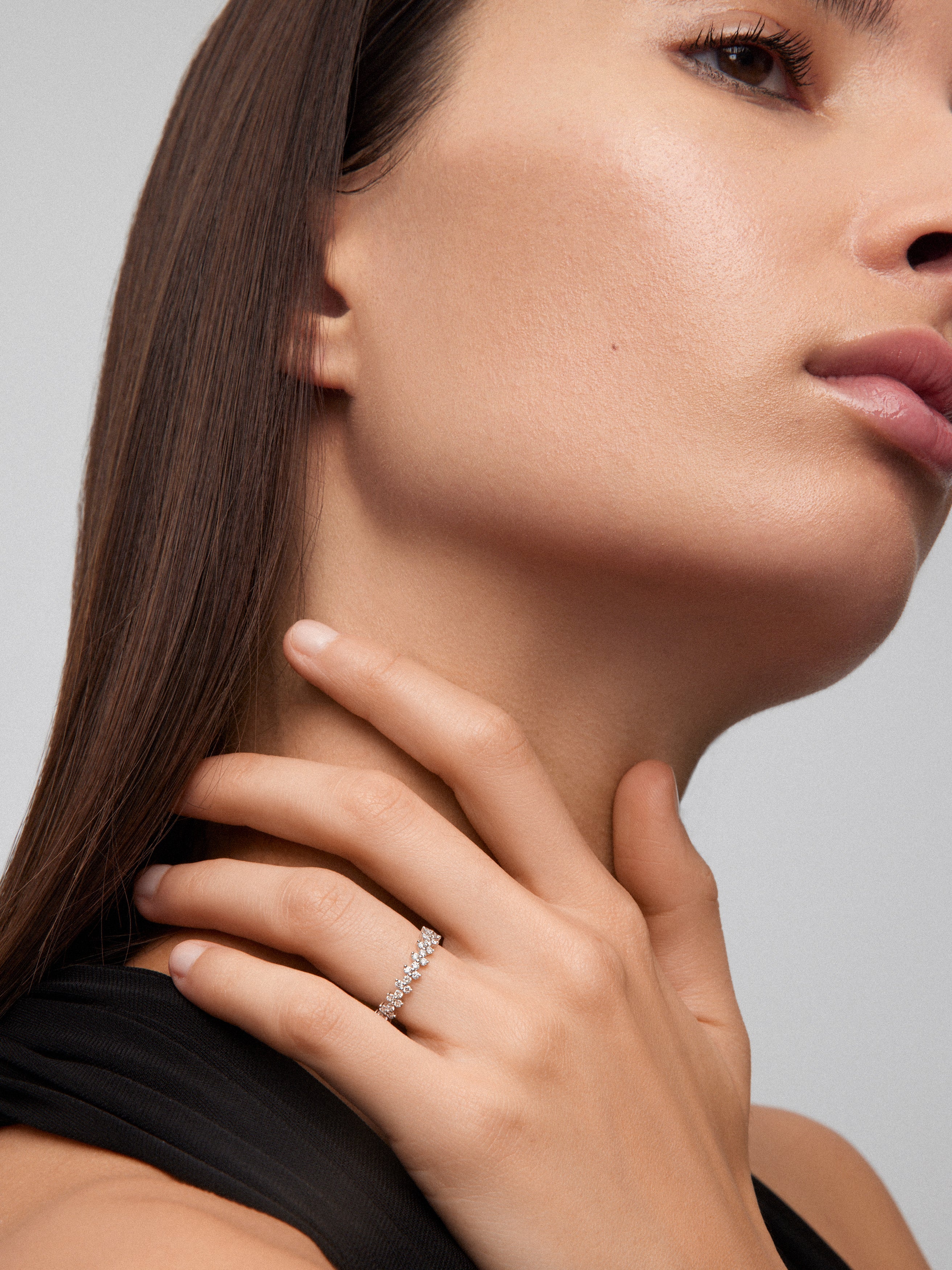 Anillo de oro blanco de 18K con 30 diamantes en talla brillante con un total de 0,38 cts