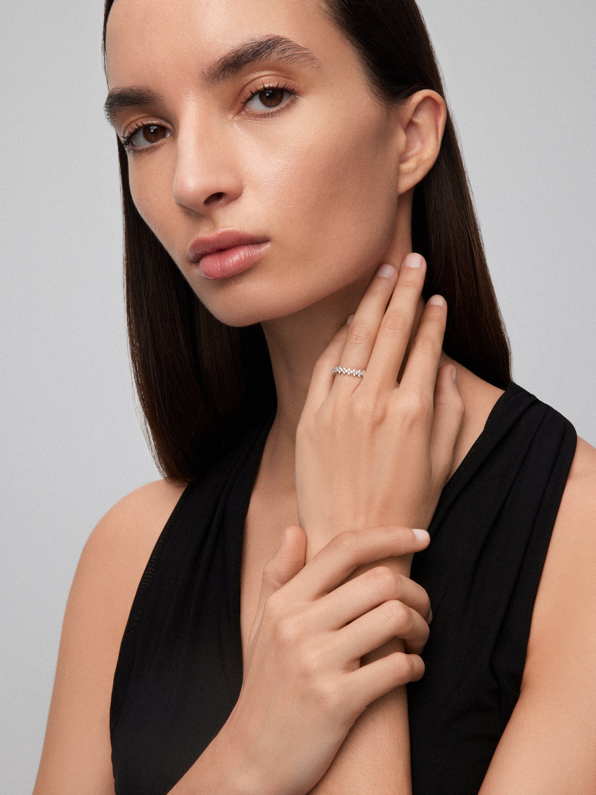 Anillo de oro blanco de 18K con 30 diamantes en talla brillante con un total de 0,38 cts