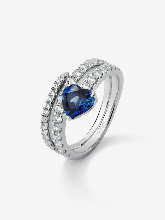 Anillo de oro blanco de 18K con zafiro azul royal en talla corazón de 1,38 cts y 38 diamantes en talla brillante con un total de 0,88 cts