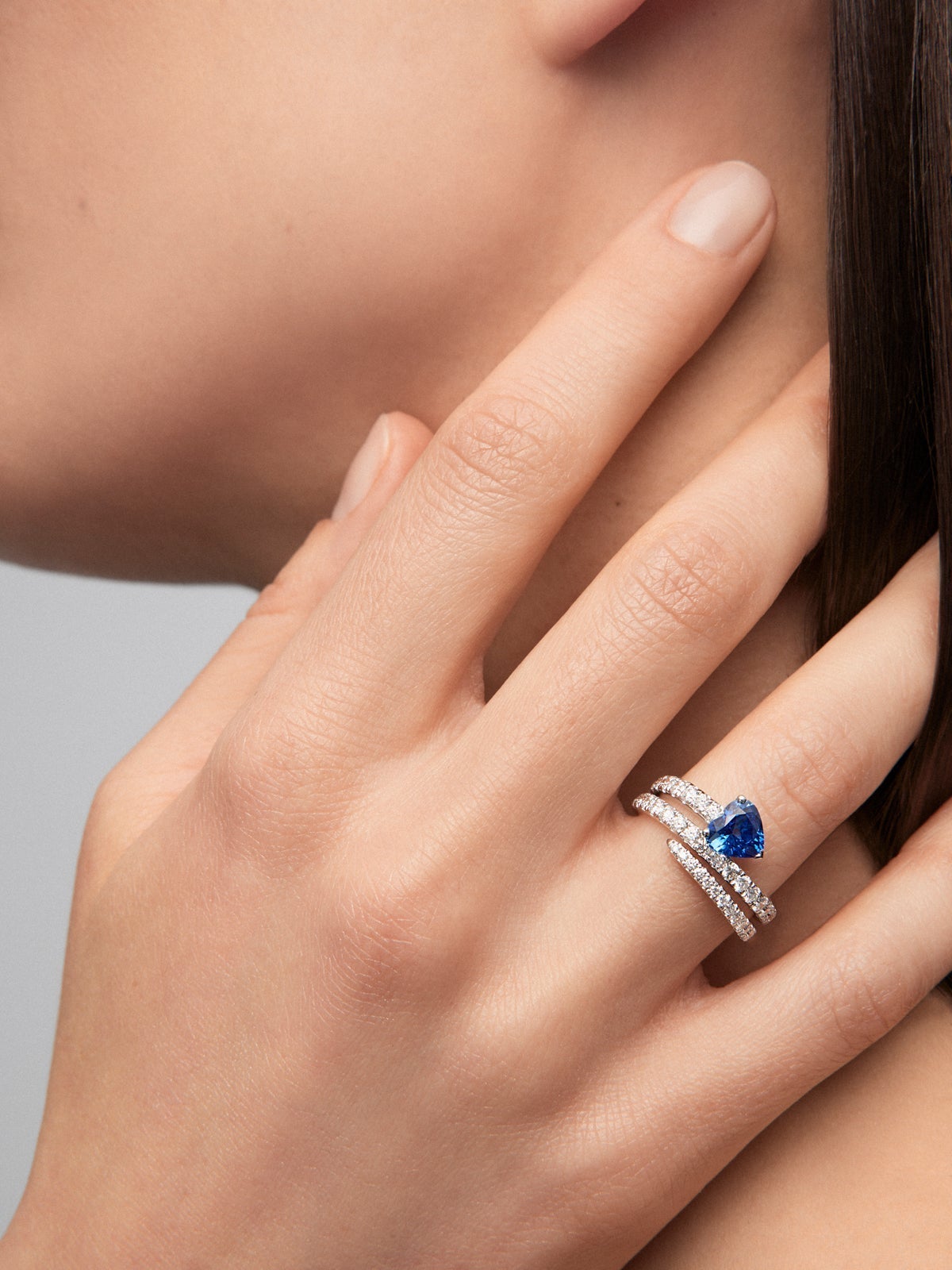 Anillo de oro blanco de 18K con zafiro azul royal en talla corazón de 1,38 cts y 38 diamantes en talla brillante con un total de 0,88 cts