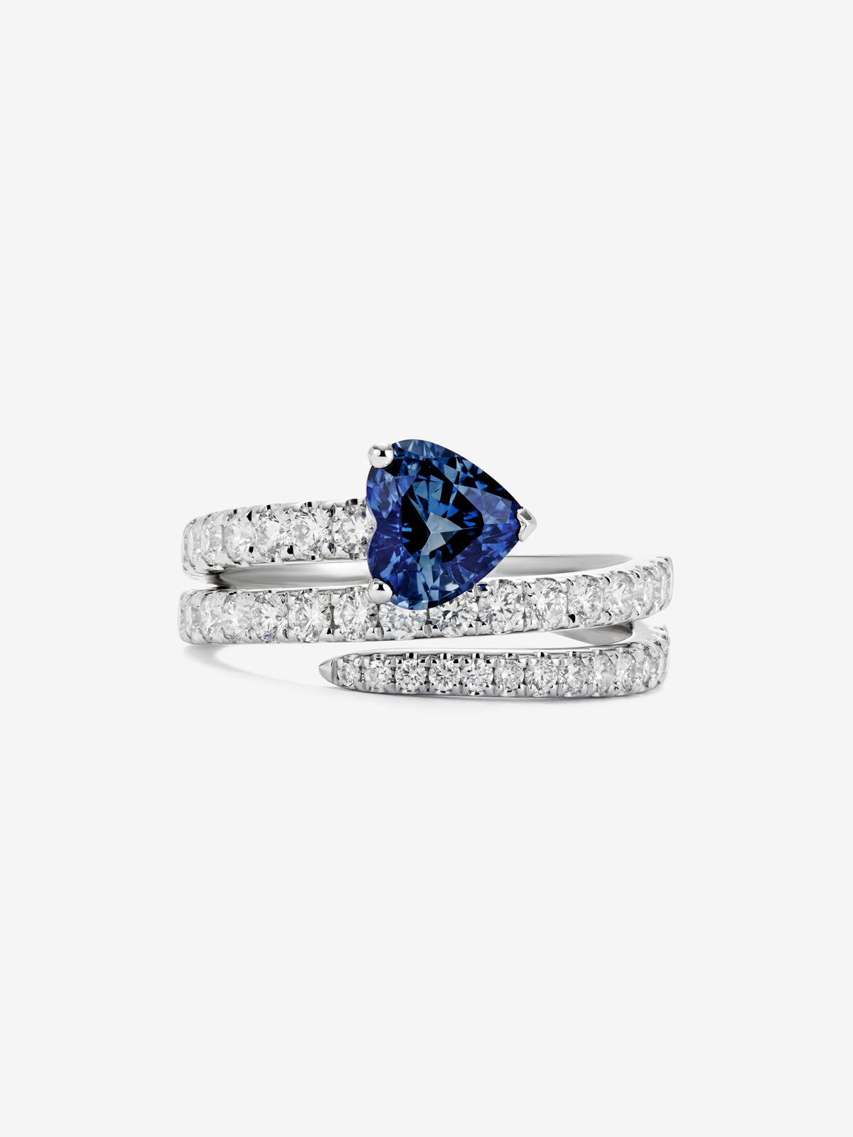 Anillo de oro blanco de 18K con zafiro azul royal en talla corazón de 1,38 cts y 38 diamantes en talla brillante con un total de 0,88 cts