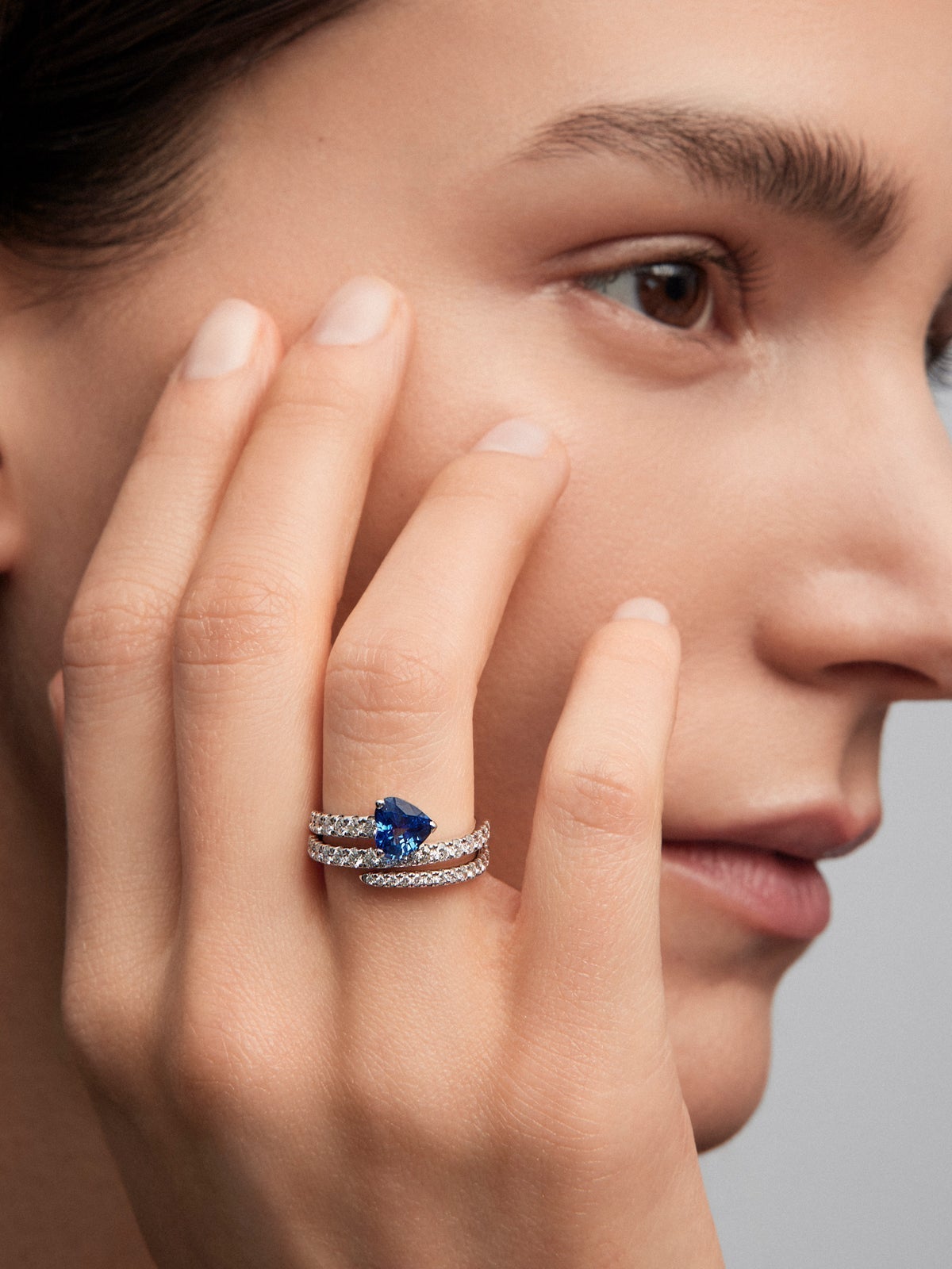 Anillo de oro blanco de 18K con zafiro azul royal en talla corazón de 1,38 cts y 38 diamantes en talla brillante con un total de 0,88 cts