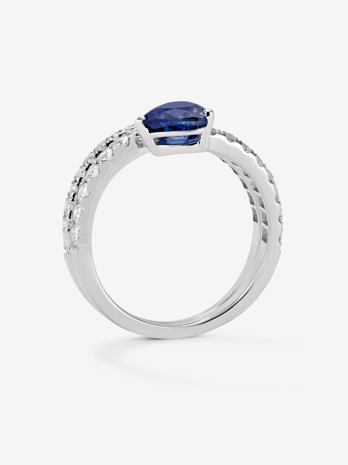 Anillo de oro blanco de 18K con zafiro azul royal en talla corazón de 1,38 cts y 38 diamantes en talla brillante con un total de 0,88 cts