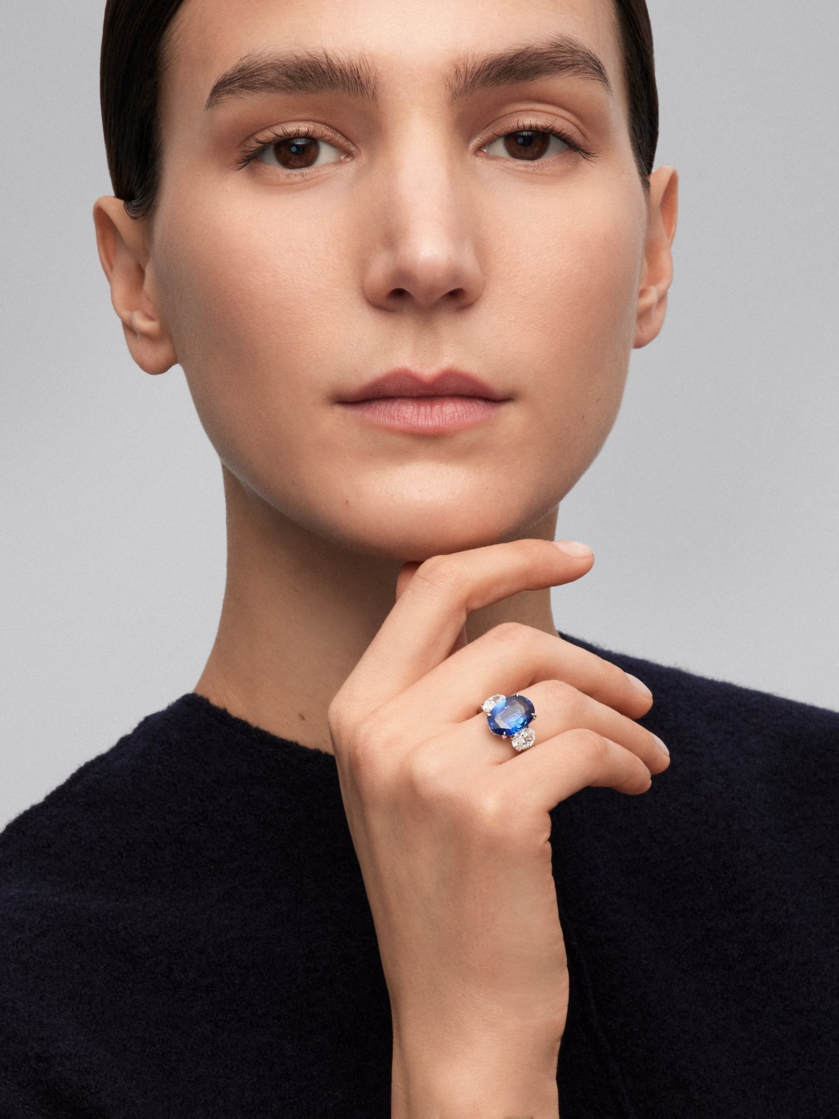 Anillo tresillo de oro blanco de 18K con zafiro azul en talla oval de 6,02 cts y 2 diamantes en talla oval con un total de 1,4 cts