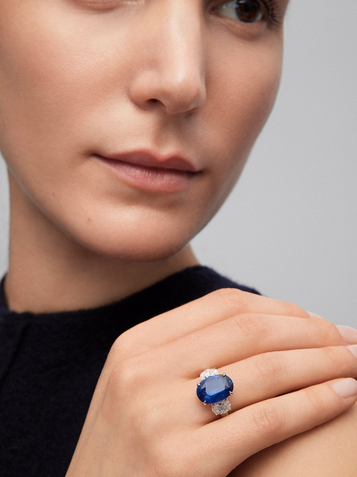 Anillo tresillo de oro blanco de 18K con zafiro azul en talla oval de 6,02 cts y 2 diamantes en talla oval con un total de 1,4 cts