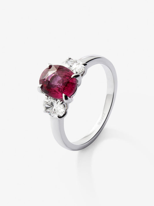 Anillo tresillo de oro blanco de 18K con rubí rojo pigeon blood en talla oval de 2,04 cts y 2 diamantes en talla oval con un total de 0,62 cts