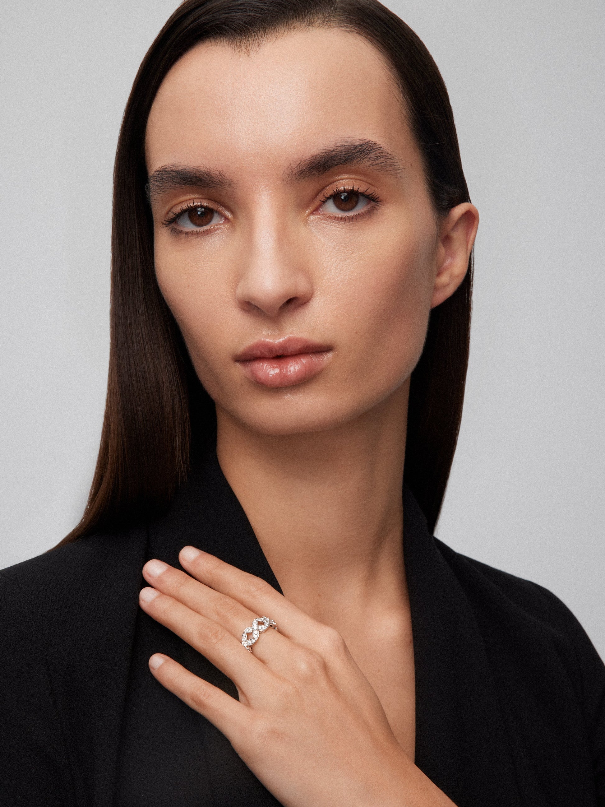Anillo de oro blanco de 18K con 45 diamantes en talla brillante con un total de 1,05 cts