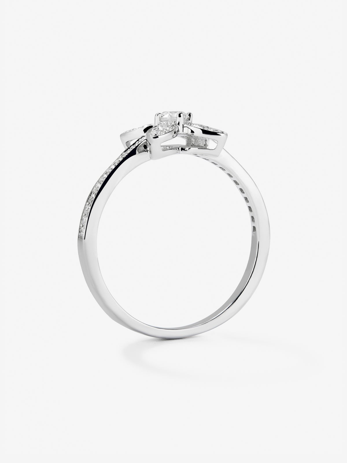 Anillo de oro blanco de 18K con 31 diamantes en talla brillante con un total de 0,34 cts
