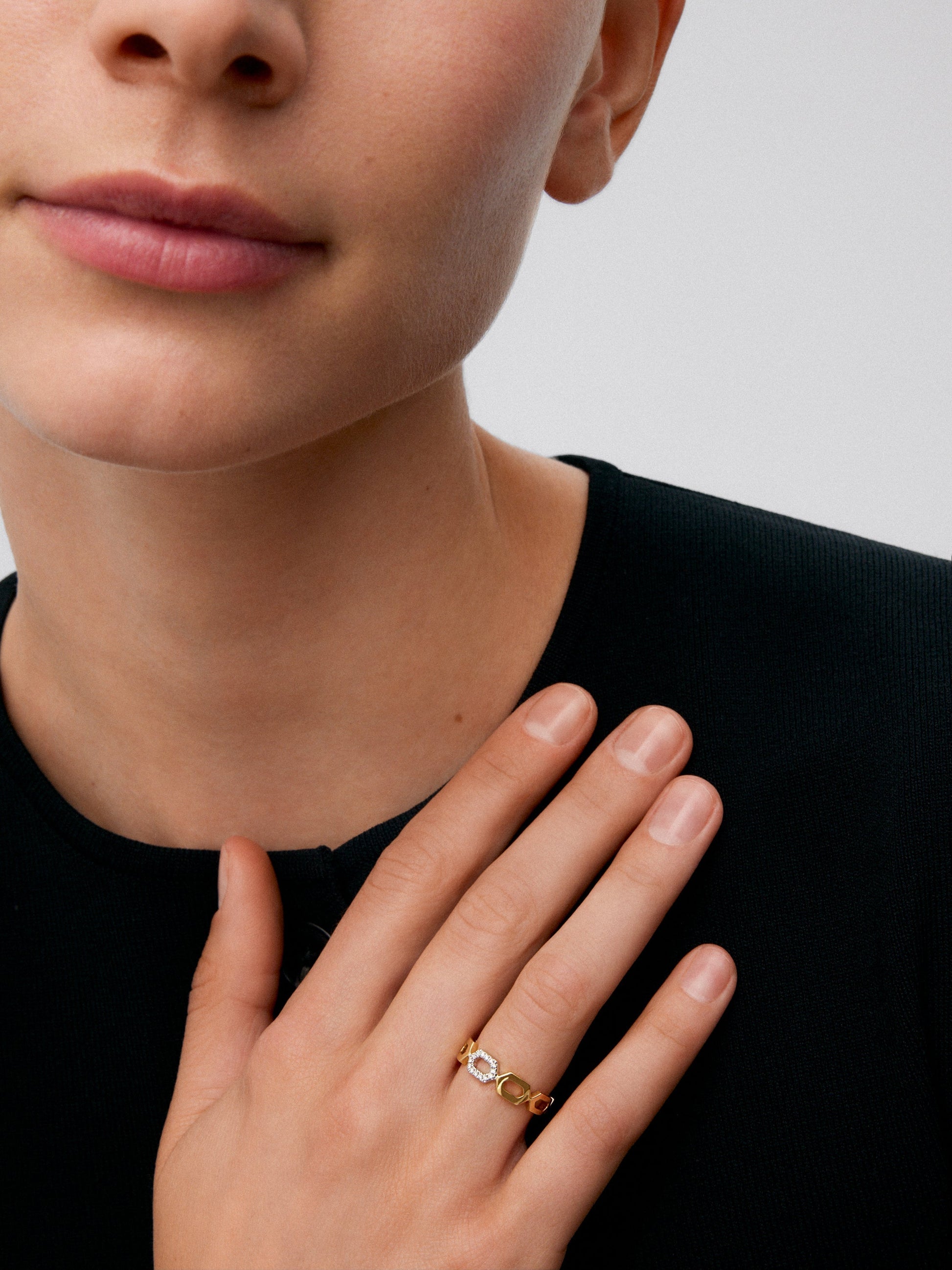 Anillo de oro amarillo de 18K con 14 diamantes en talla brillante con un total de 0,06 cts