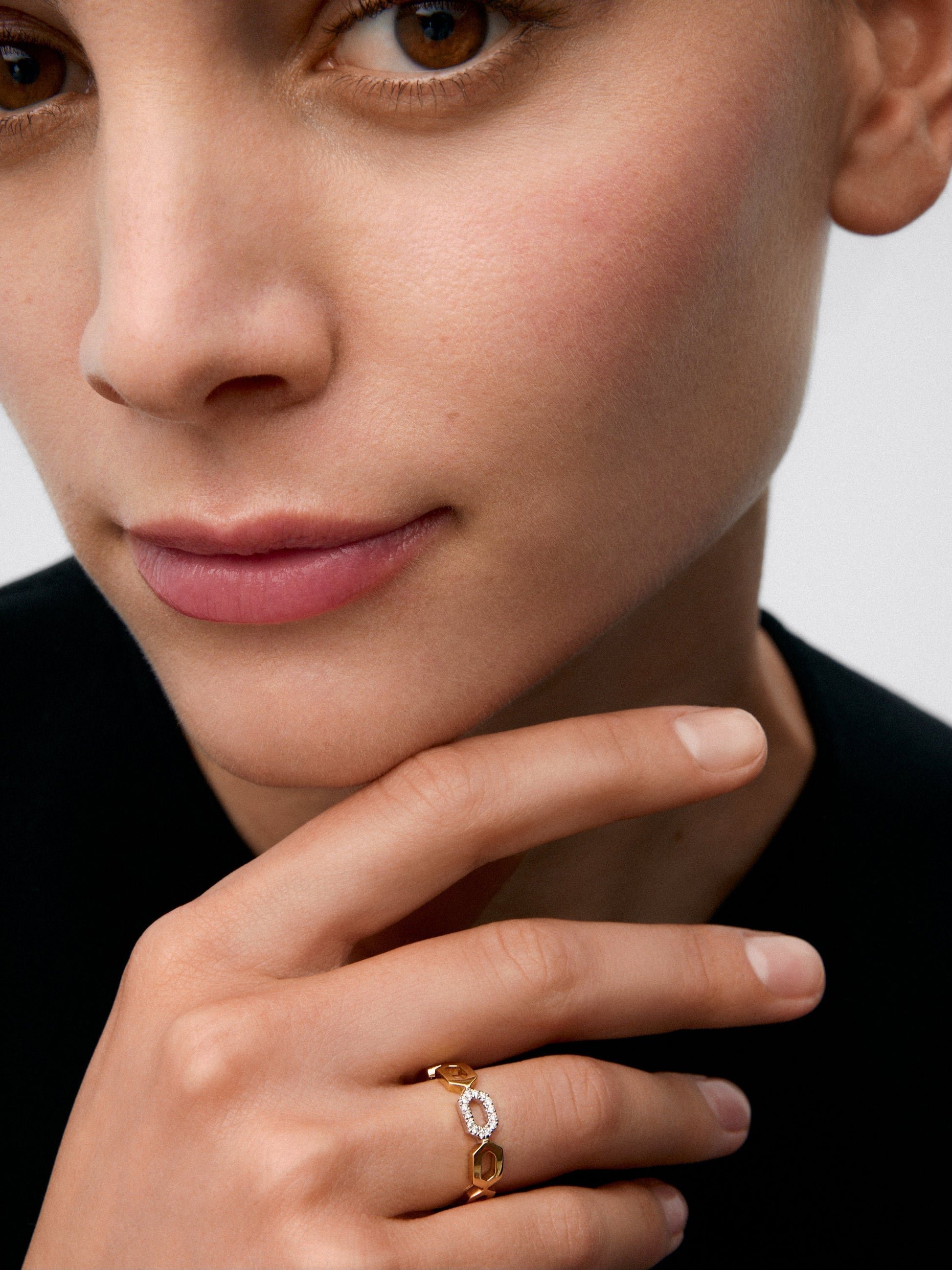 Anillo de oro amarillo de 18K con 14 diamantes en talla brillante con un total de 0,06 cts