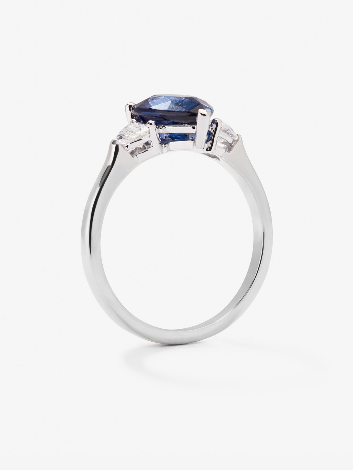 Anillo de oro blanco de 18K con zafiro azul royal en talla pera de 2,54 cts y 2 diamantes en talla corazón con un total de 0,38 cts