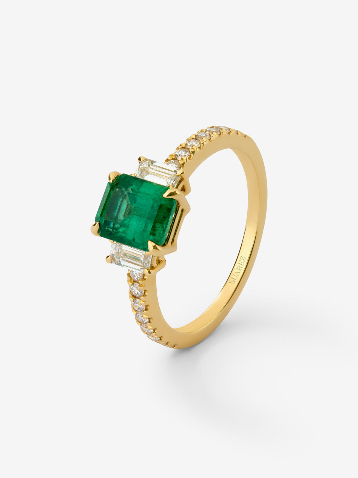 Anillo tresillo de oro amarillo de 18K con esmeralda verde en talla octogonal de 0,25cts zafiros azules en talla octogonal de0,79 cts y diamantes blancos en talla brillante de 0,19cts