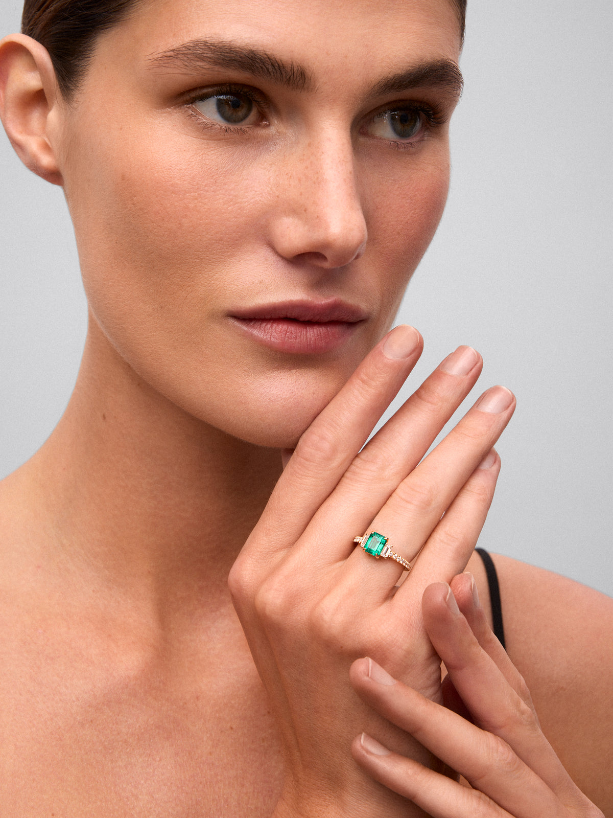 Anillo tresillo de oro amarillo de 18K con esmeralda verde en talla octogonal de 0,25cts zafiros azules en talla octogonal de0,79 cts y diamantes blancos en talla brillante de 0,19cts